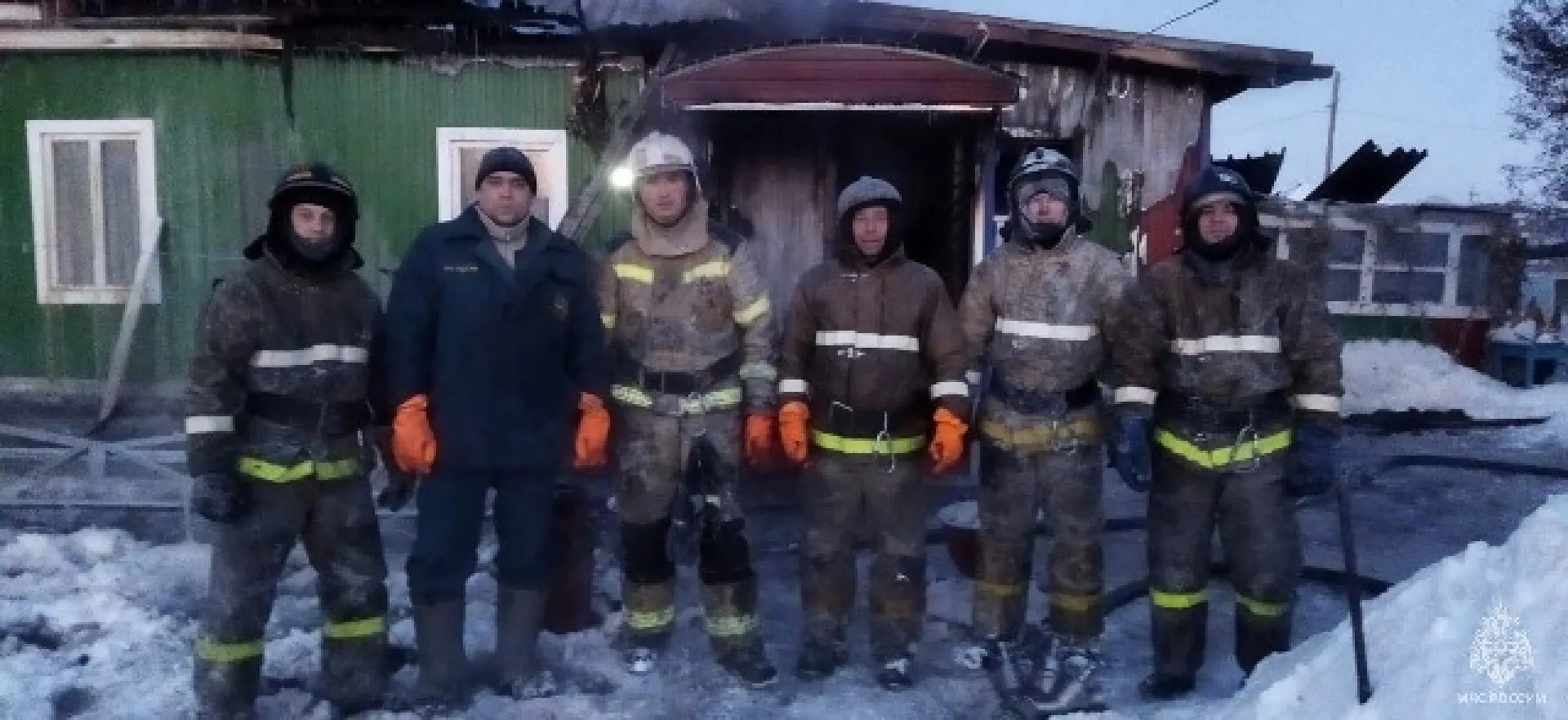 Пожарные спасли из горящего дома трех человек в Алтайском крае Пожарные спасли из горящего дома трех человек в Алтайском крае