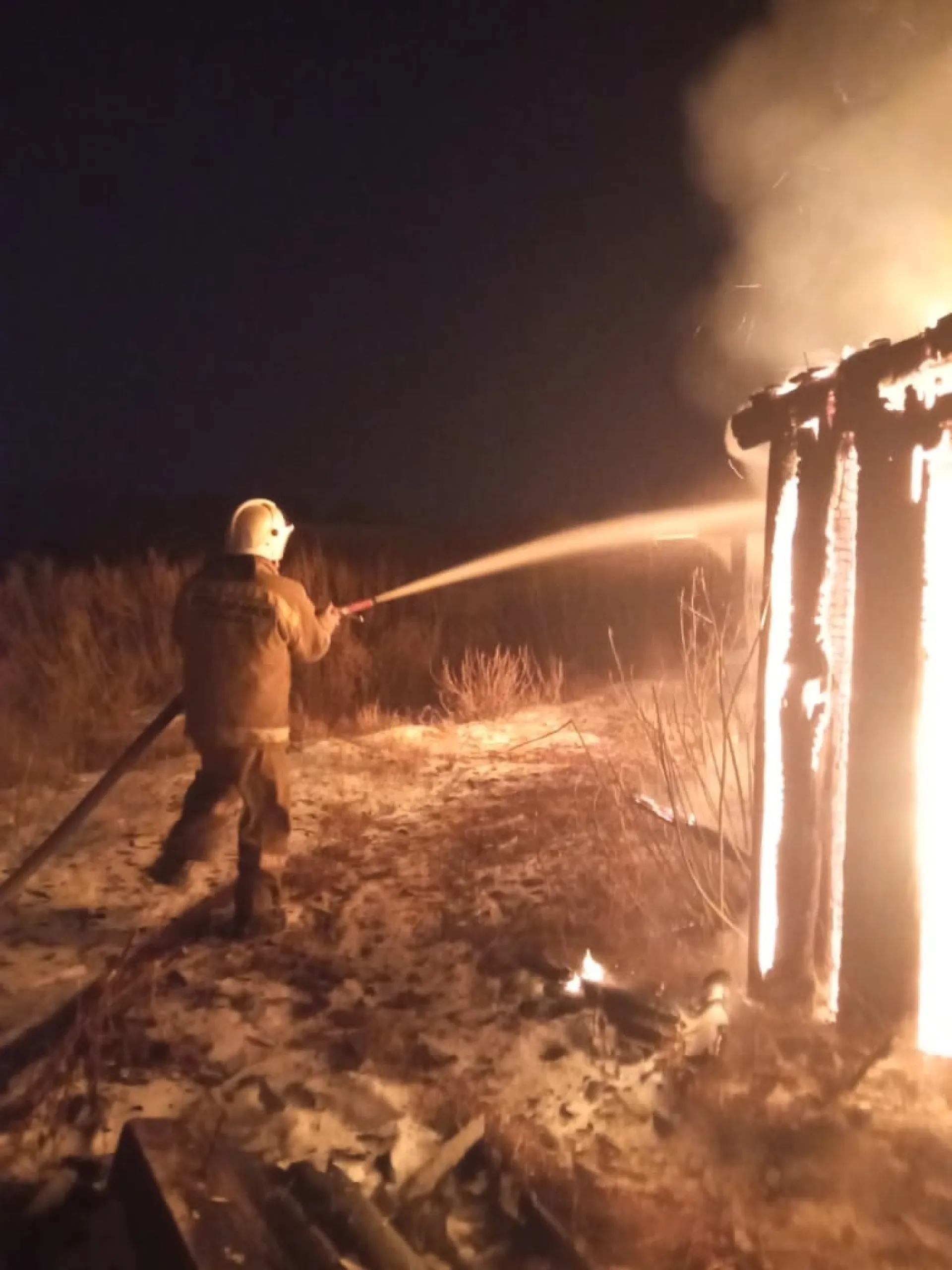 Женщину чудом успели спасти из горящего дома в Топчихинском районе Женщину чудом успели спасти из горящего дома в Топчихинском районе