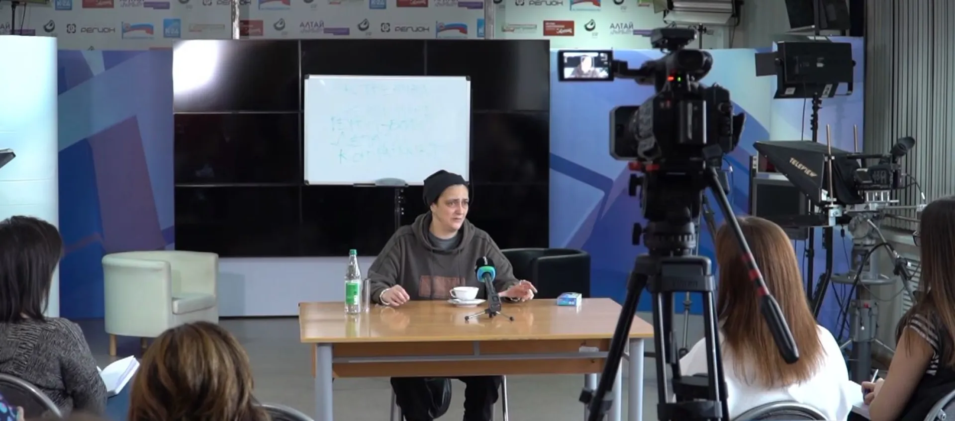 Кинорежиссер и сценарист Екатерина Шагалова провела мастер-класс для команды телеканала «Катунь 24» Кинорежиссер и сценарист Екатерина Шагалова провела мастер-класс для команды телеканала «Катунь 24»