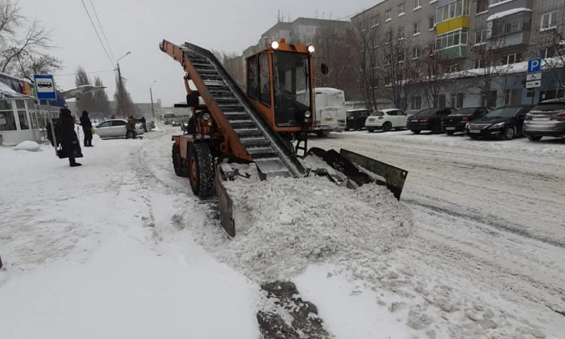 Дорожники выведут 152 единицы снегоуборочной техники ночью в Барнауле Дорожники выведут 152 единицы снегоуборочной техники ночью в Барнауле