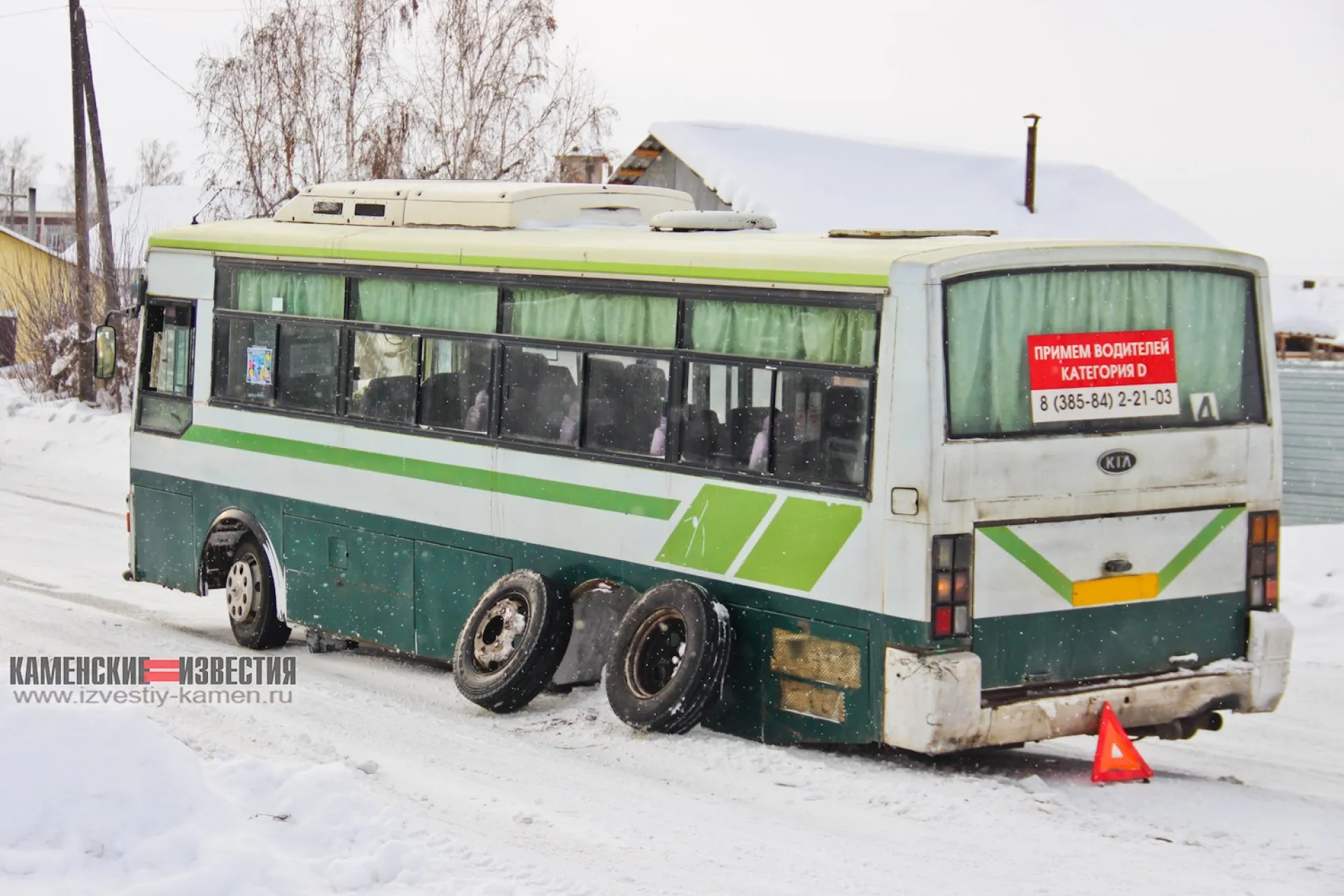Колесо отвалилось у автобуса во время движения в Камне-на-Оби Колесо отвалилось у автобуса во время движения в Камне-на-Оби