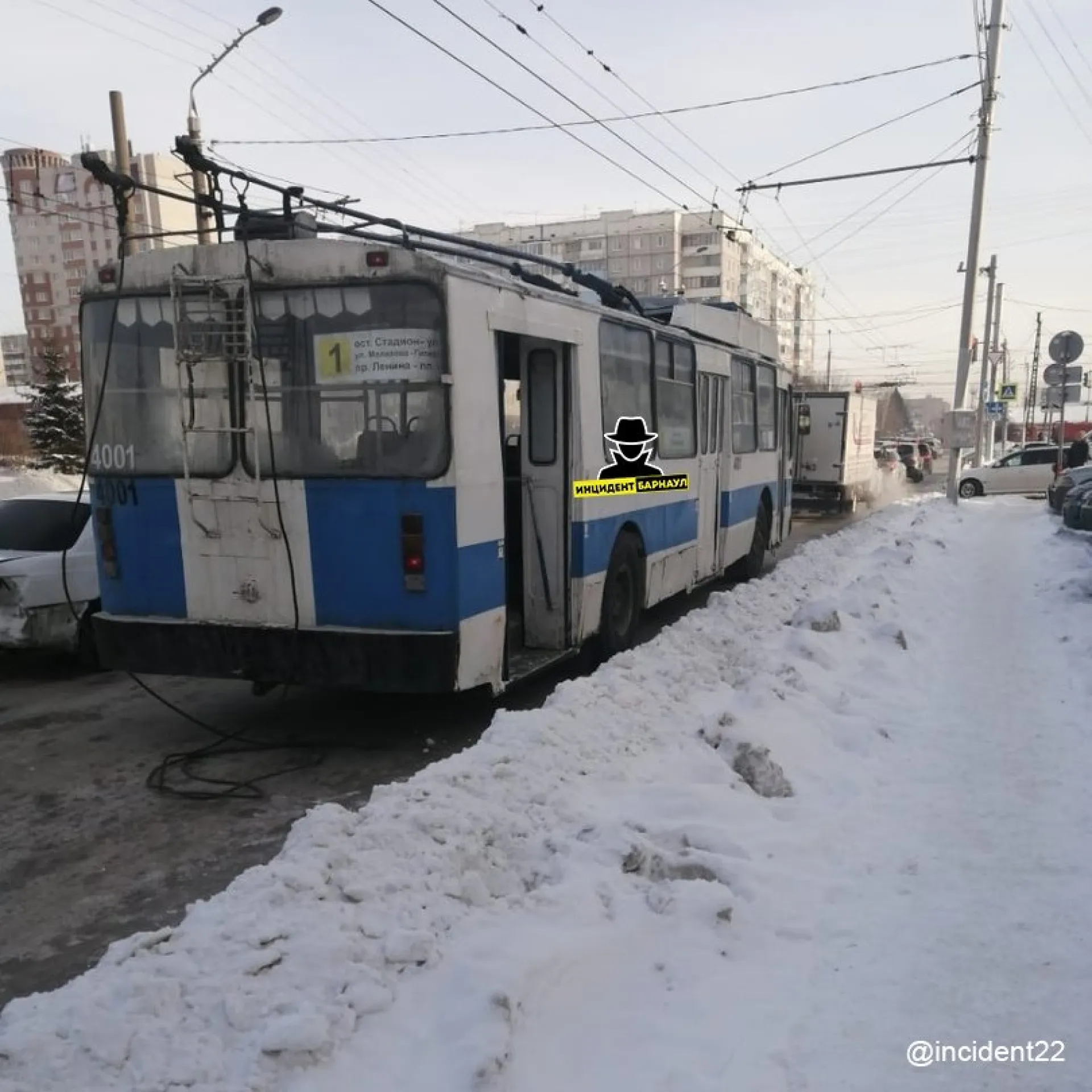 Тролейбус врезался в легковушку в Барнауле Тролейбус врезался в легковушку в Барнауле