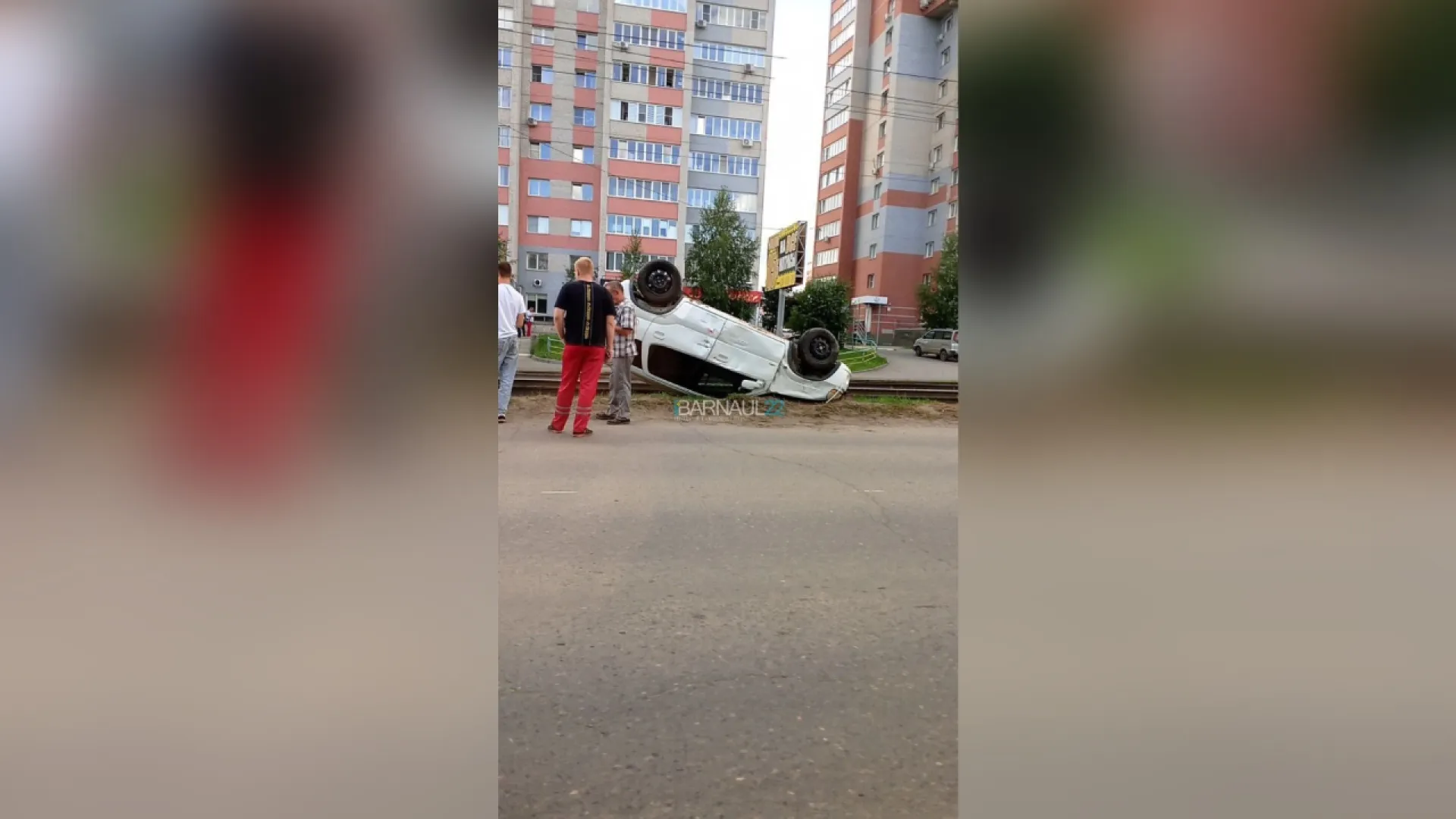 Автомобиль перевернулся на одной из улиц Барнаула Автомобиль перевернулся на одной из улиц Барнаула