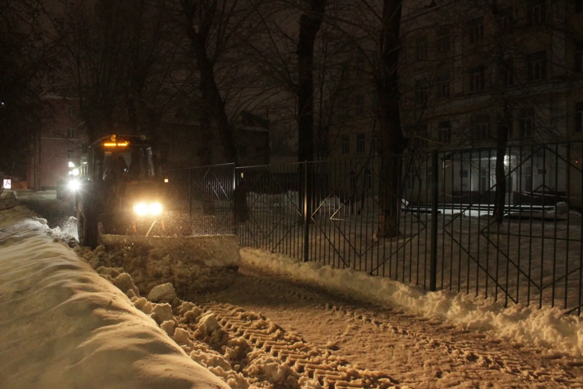 Более пяти тысяч кубометров снега вывезли ночью 26 ноября с дорог Барнаула Более пяти тысяч кубометров снега вывезли ночью 26 ноября с дорог Барнаула