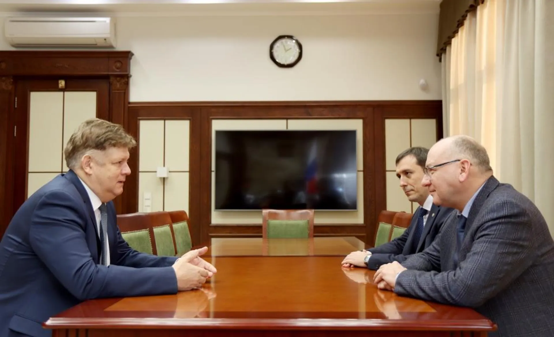 Полпред президента в СФО встретился с первым заместителем директора Росфинмониторинга Олегом Крыловым Полпред президента в СФО встретился с первым заместителем директора Росфинмониторинга Олегом Крыловым