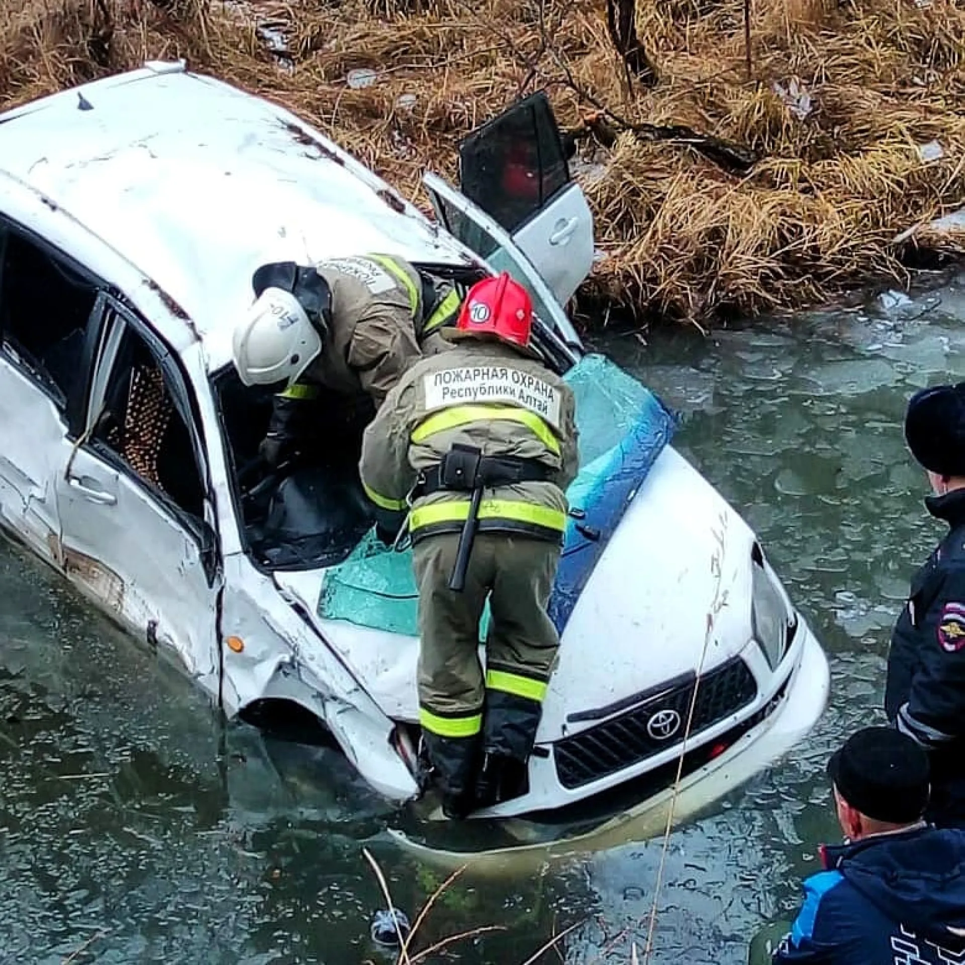 На Алтае автомобиль с шестью пассажирами опрокинулся в реку На Алтае автомобиль с шестью пассажирами опрокинулся в реку