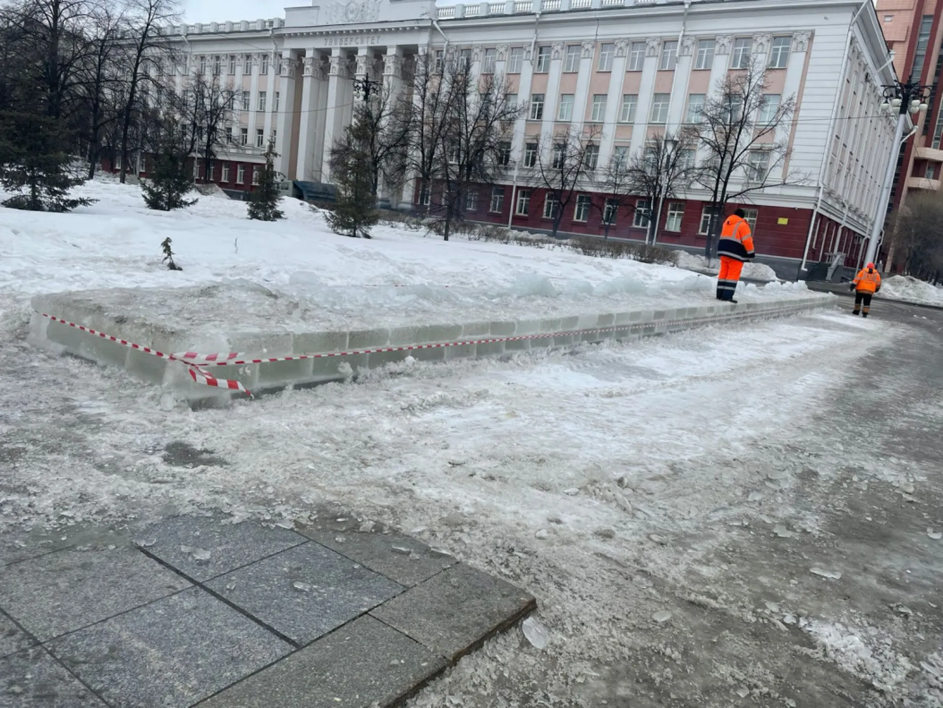 В Барнауле демонтировали ледовую композицию «Спасибо врачам!» В Барнауле демонтировали ледовую композицию «Спасибо врачам!»