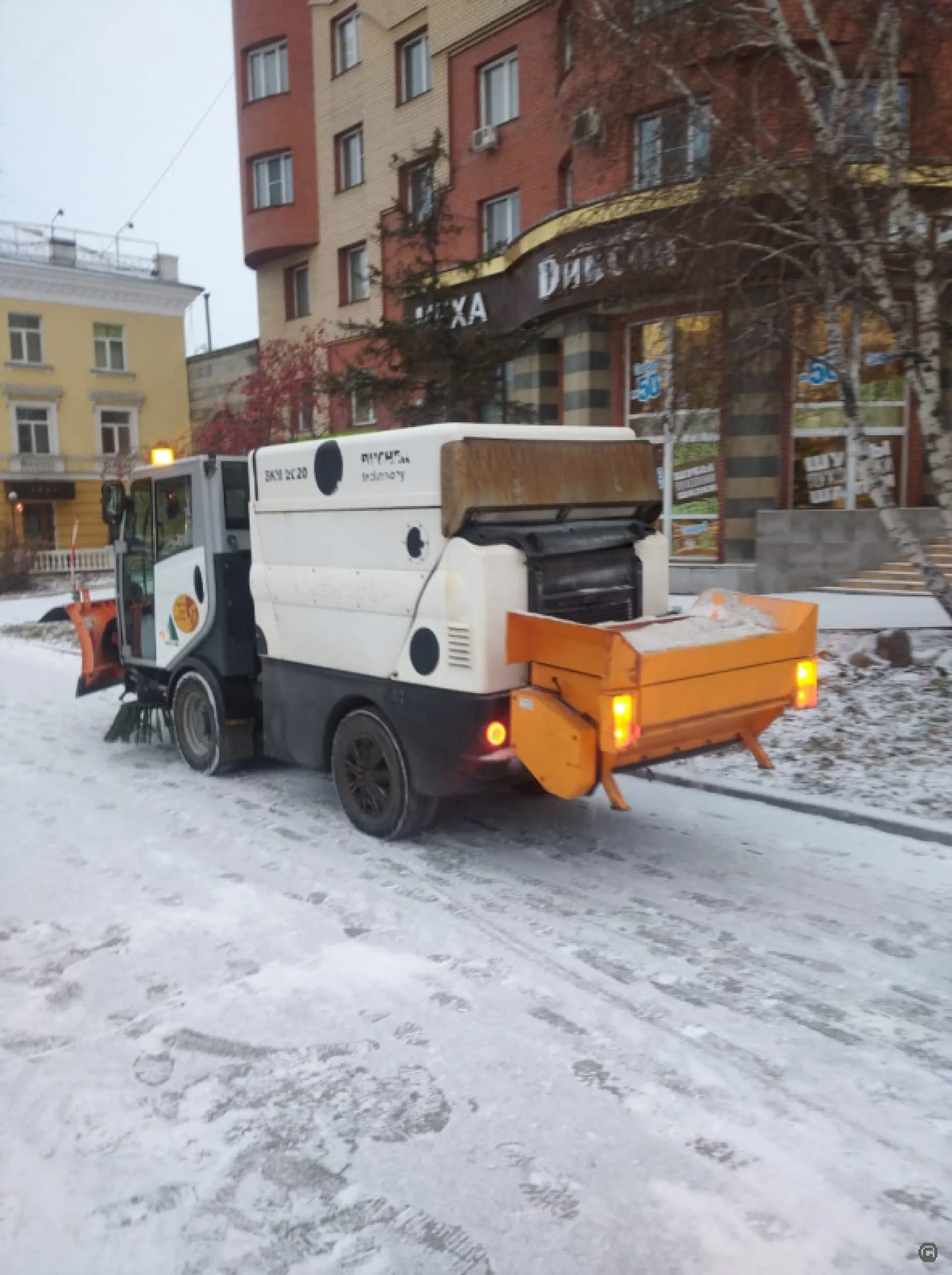 Около 50 дорожных рабочих очищают улицы Барнаула от снега Около 50 дорожных рабочих очищают улицы Барнаула от снега