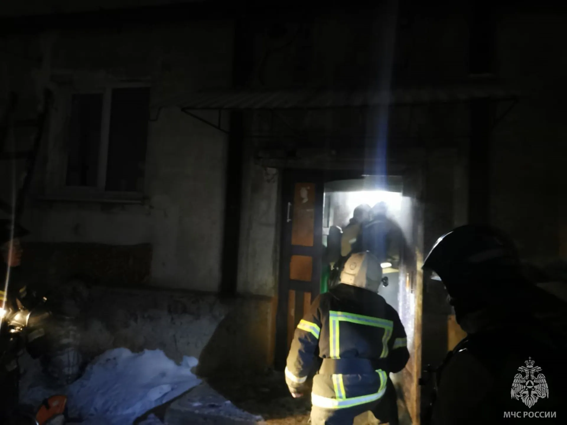 В Барнауле сотрудники МЧС спасли 14 человек из горящего дома В Барнауле сотрудники МЧС спасли 14 человек из горящего дома