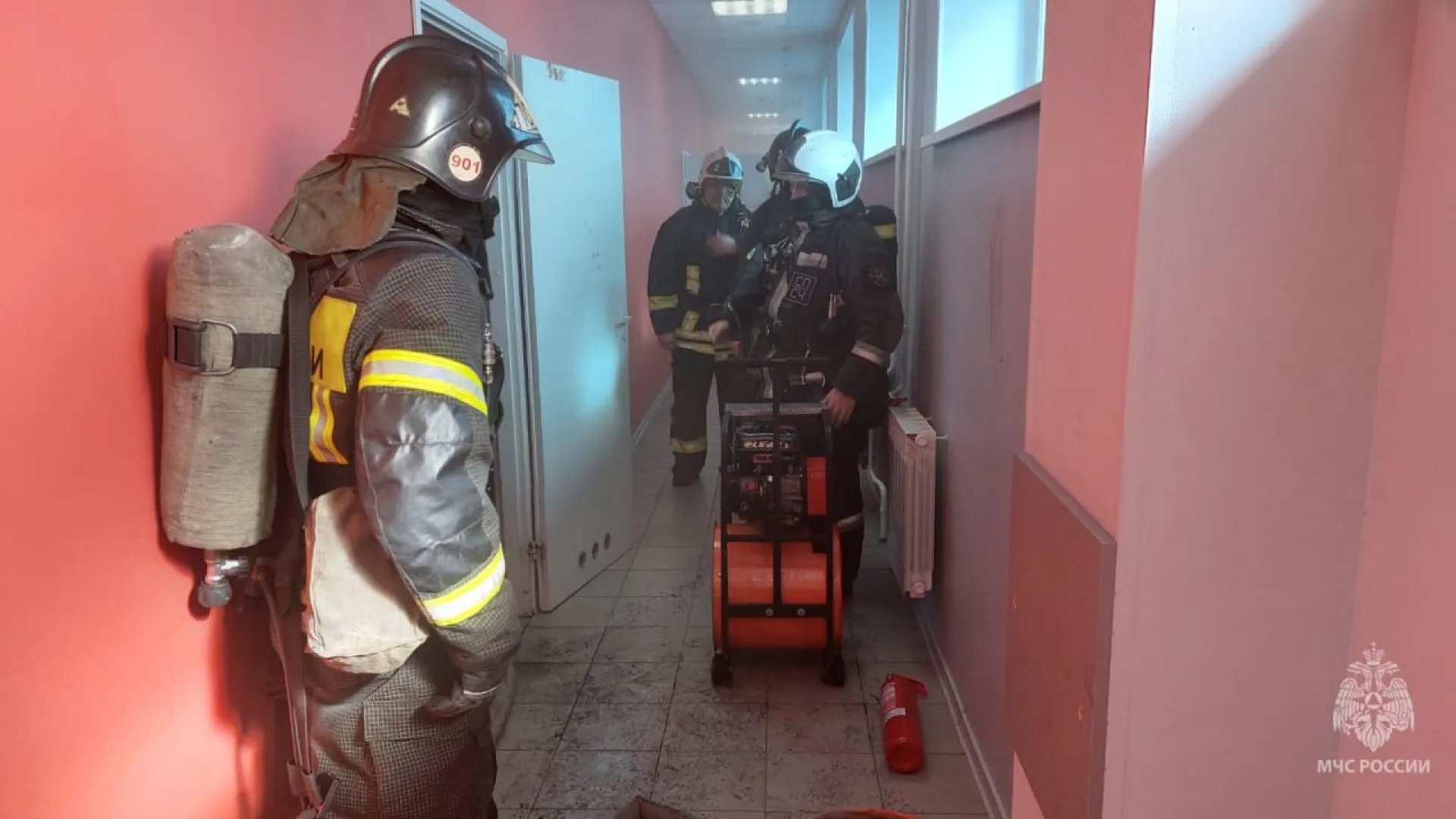В Барнауле сотрудники МЧС справились с огнём в административном здании В Барнауле сотрудники МЧС справились с огнём в административном здании