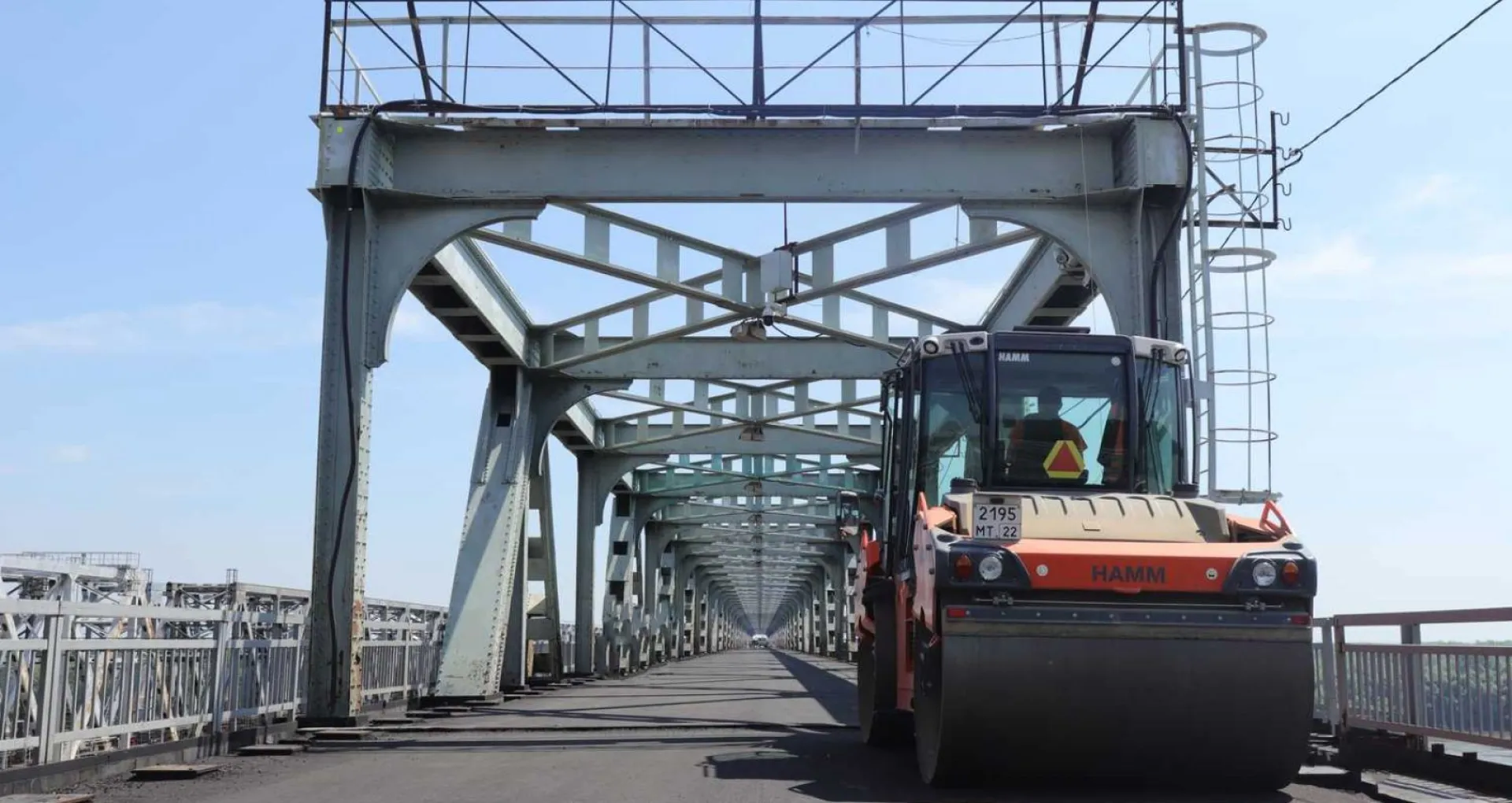 Движение на Старом мосту частично перекрыли в Барнауле Движение на Старом мосту частично перекрыли в Барнауле
