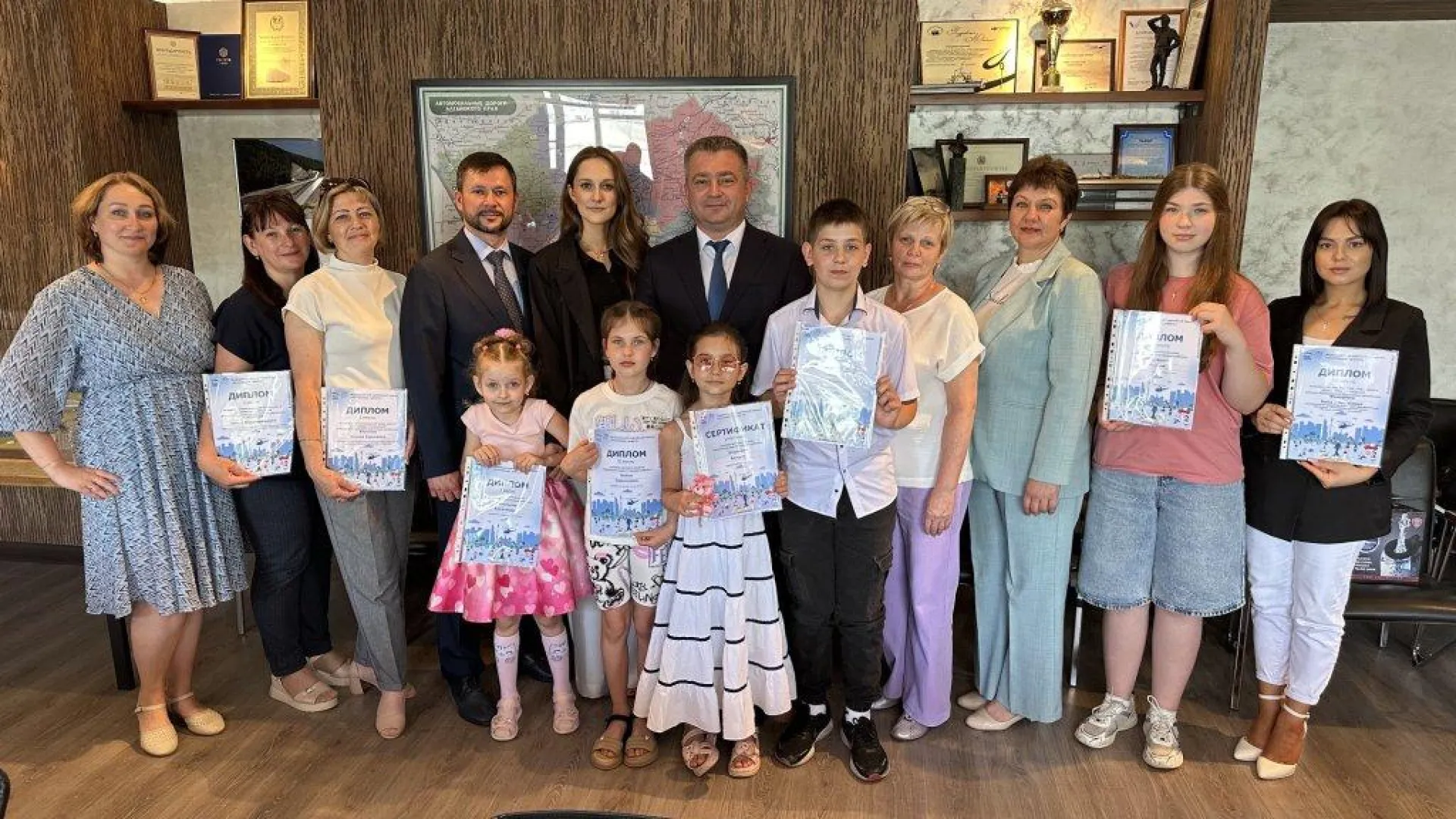 Победителей конкурсов «Безопасные дороги глазами ребенка» и «Уголок безопасности дорожного движения» наградили в Алтайском крае Победителей конкурсов «Безопасные дороги глазами ребенка» и «Уголок безопасности дорожного движения» наградили в Алтайском крае