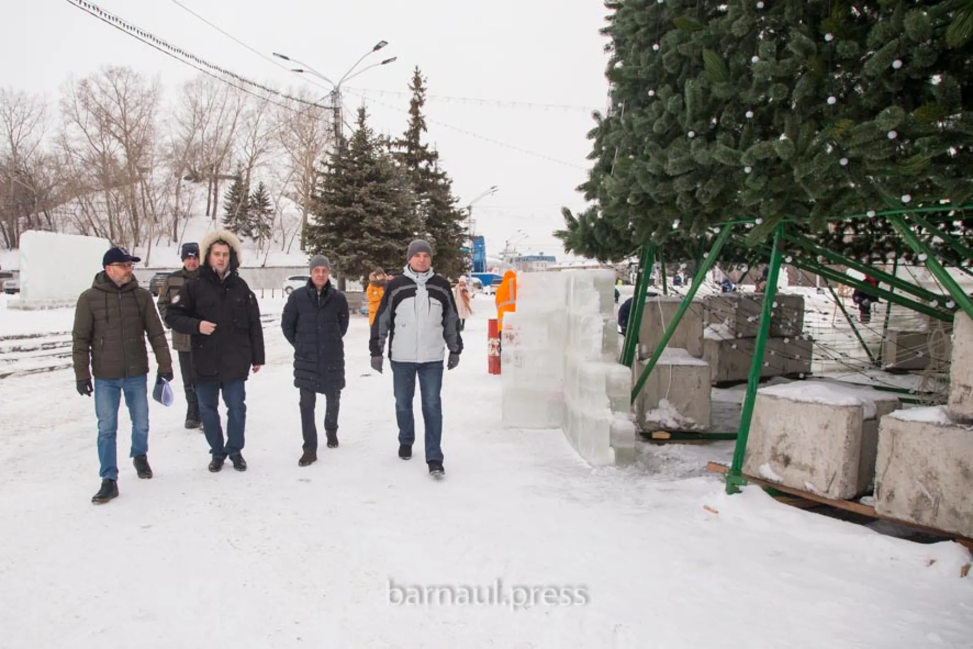 На площади Сахарова в Барнауле завершается украшение главной новогодней ёлки На площади Сахарова в Барнауле завершается украшение главной новогодней ёлки