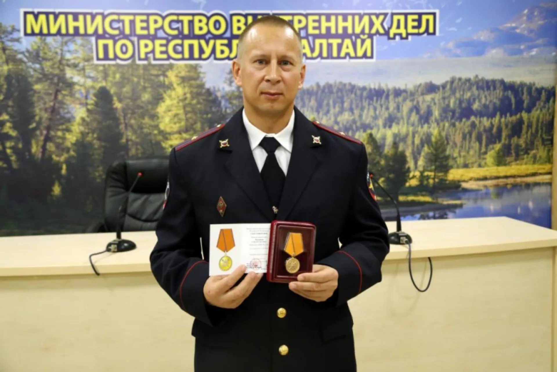 На Алтае наградили полицейского, который спас провалившегося в люк ребёнка На Алтае наградили полицейского, который спас провалившегося в люк ребёнка
