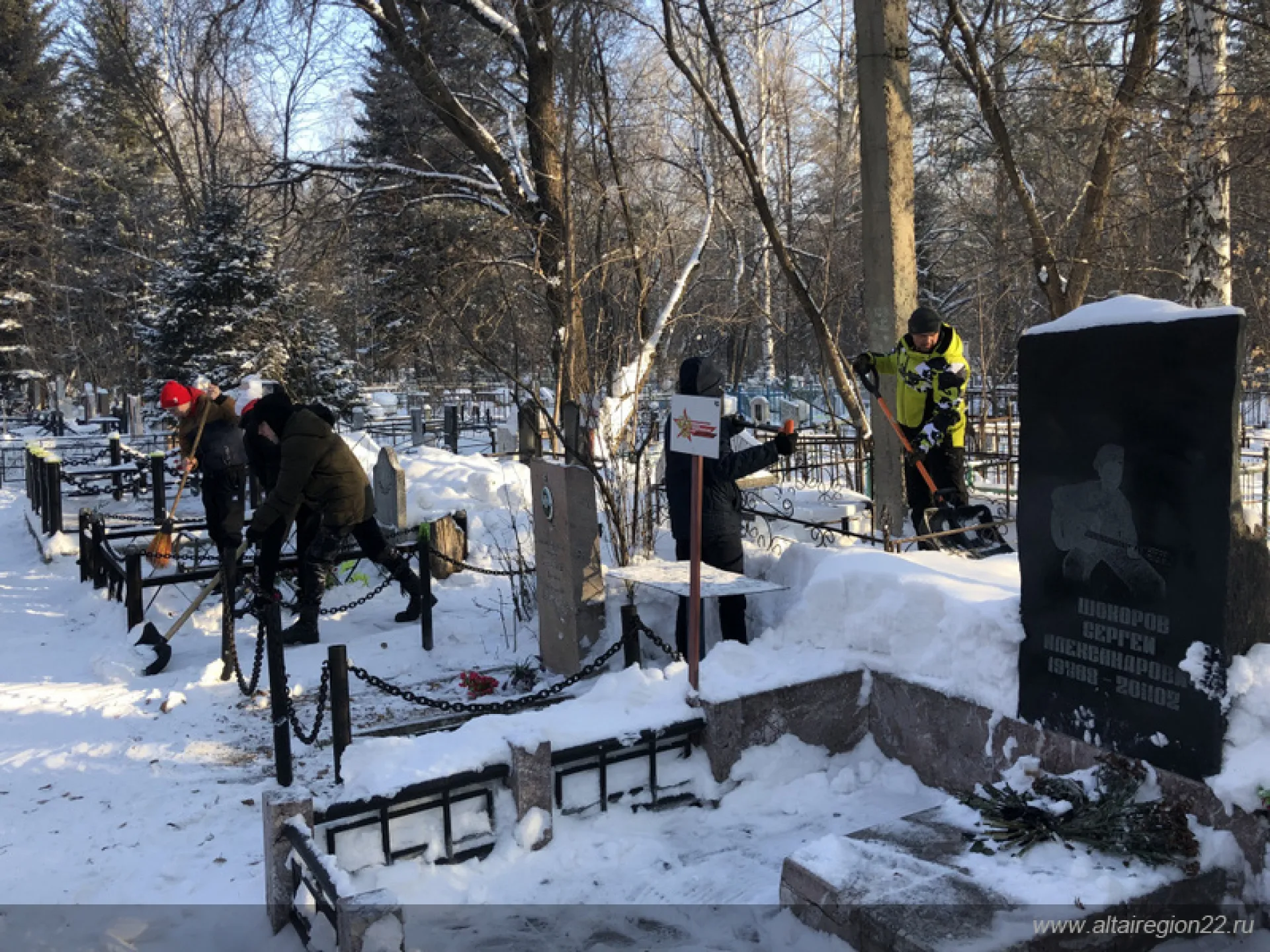 Барнаульцы очистили Аллею памяти на Власихинском кладбище Барнаульцы очистили Аллею памяти на Власихинском кладбище