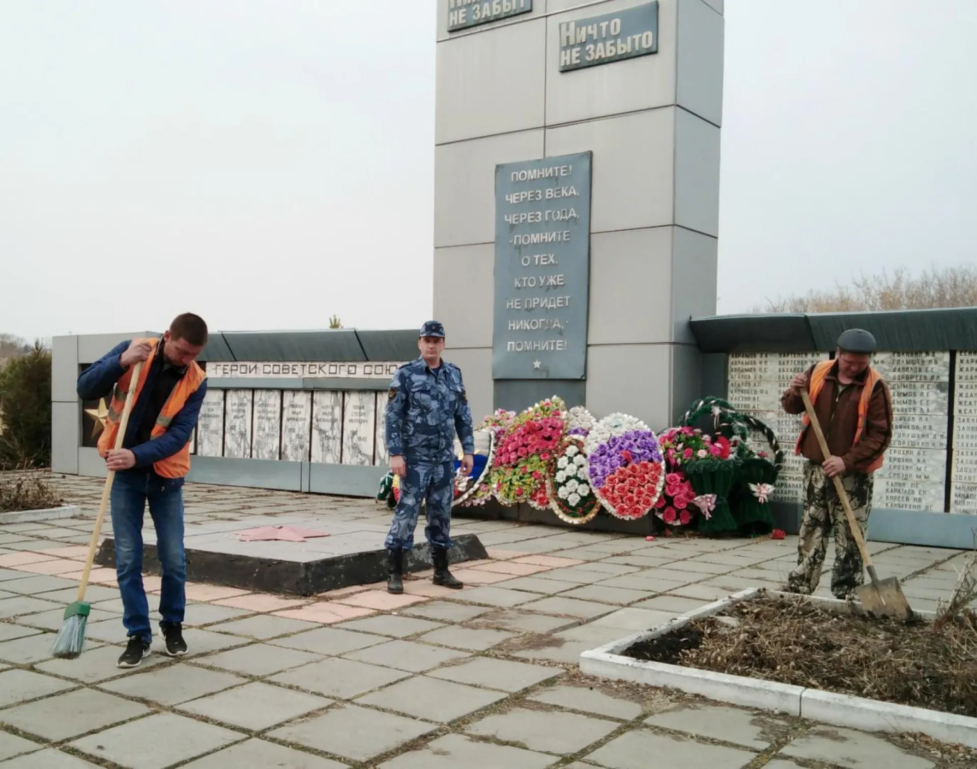 Осужденные УИИ УФСИН провели уборку памятников и мемориалов в Алтайском крае Осужденные УИИ УФСИН провели уборку памятников и мемориалов в Алтайском крае