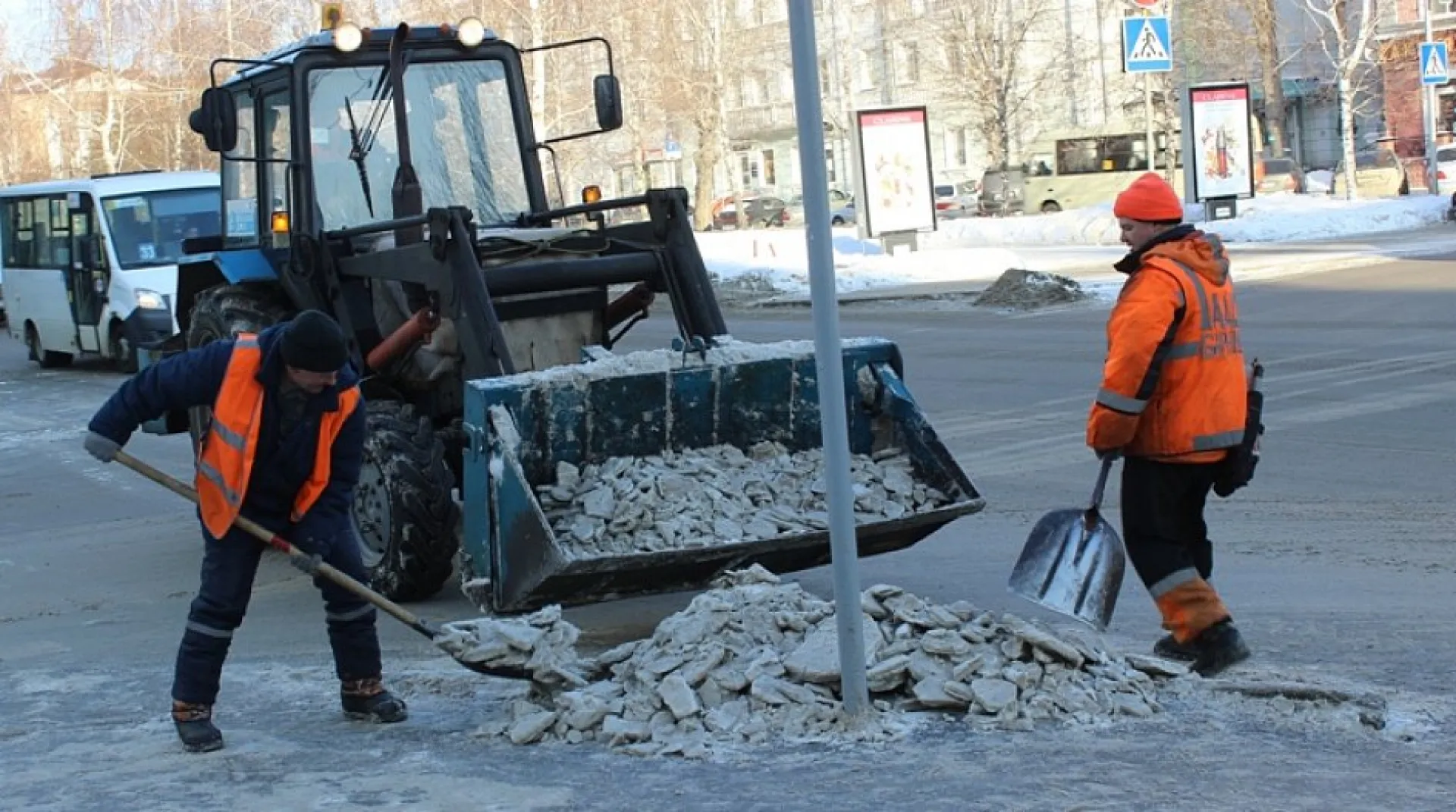 Дорожная служба Барнаула усилила работу по очистке тротуаров Дорожная служба Барнаула усилила работу по очистке тротуаров