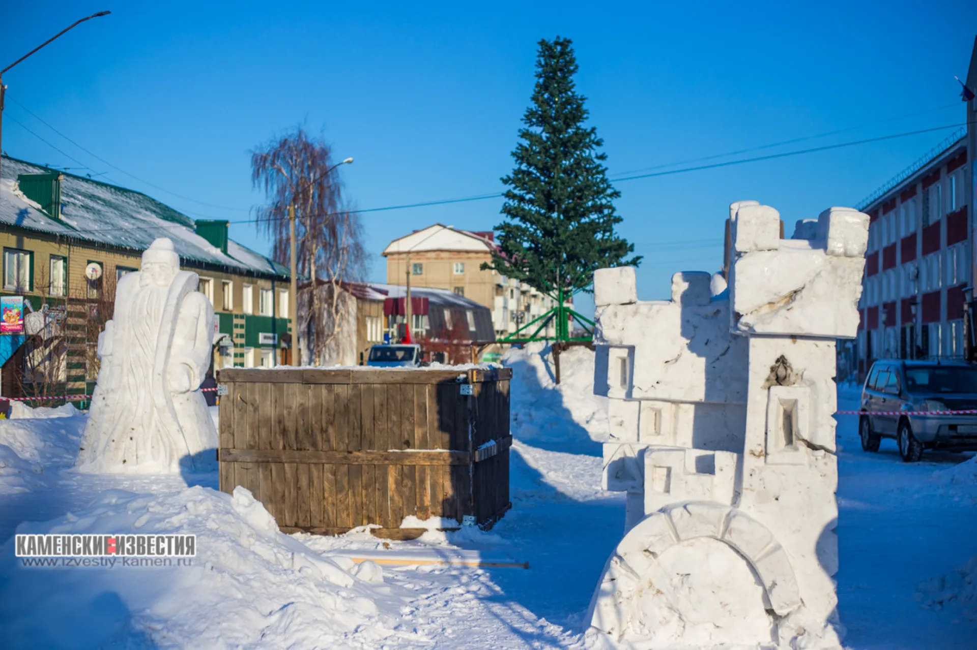 Снежный городок строят в Камне-на-Оби Снежный городок строят в Камне-на-Оби