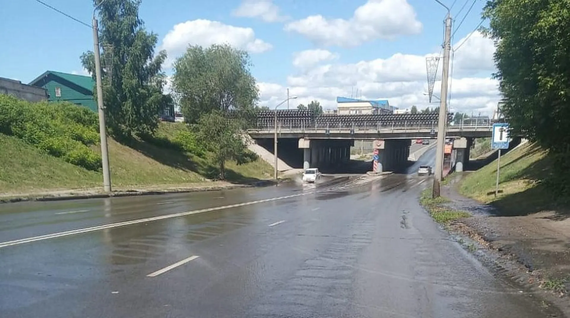 В результате коммунальной аварии в Барнауле затопило дорогу В результате коммунальной аварии в Барнауле затопило дорогу