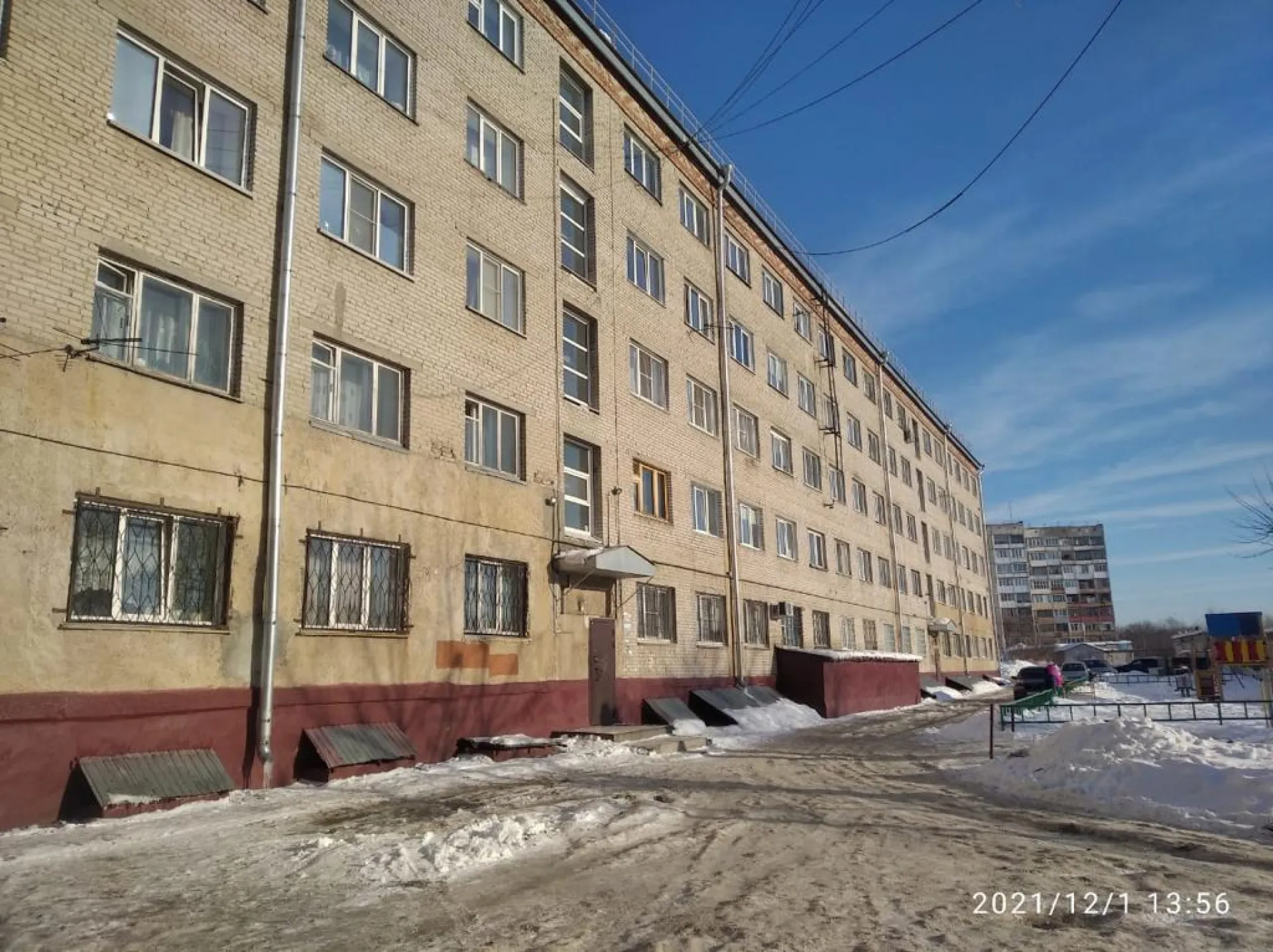 На голову барнаульскому школьнику упал снег со льдом с крыши дома На голову барнаульскому школьнику упал снег со льдом с крыши дома