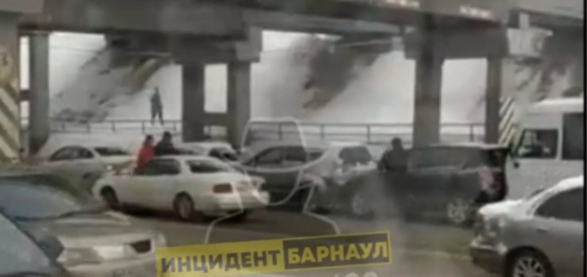 Массовое ДТП под мостом случилось в Барнауле Массовое ДТП под мостом случилось в Барнауле