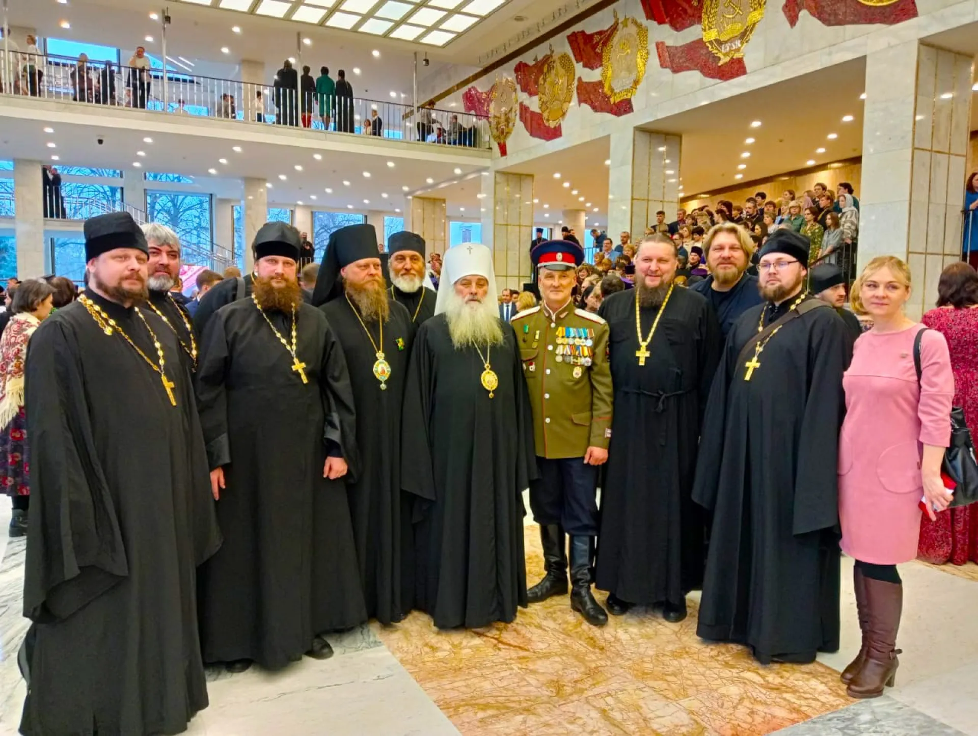 Патриарх Кирилл наградил алтайского епископа орденом Серафима Саровского Патриарх Кирилл наградил алтайского епископа орденом Серафима Саровского