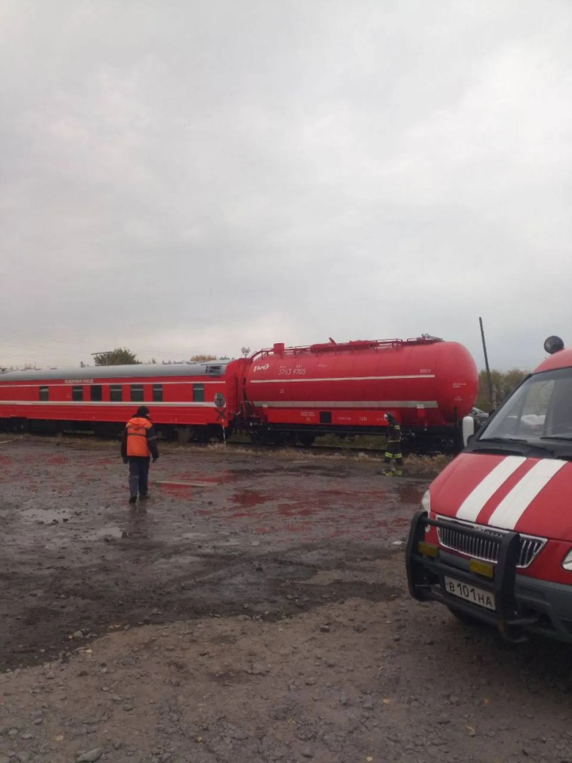 На месте пожара на мебельном комбинате в Барнауле идет проливка и разбор завалов На месте пожара на мебельном комбинате в Барнауле идет проливка и разбор завалов