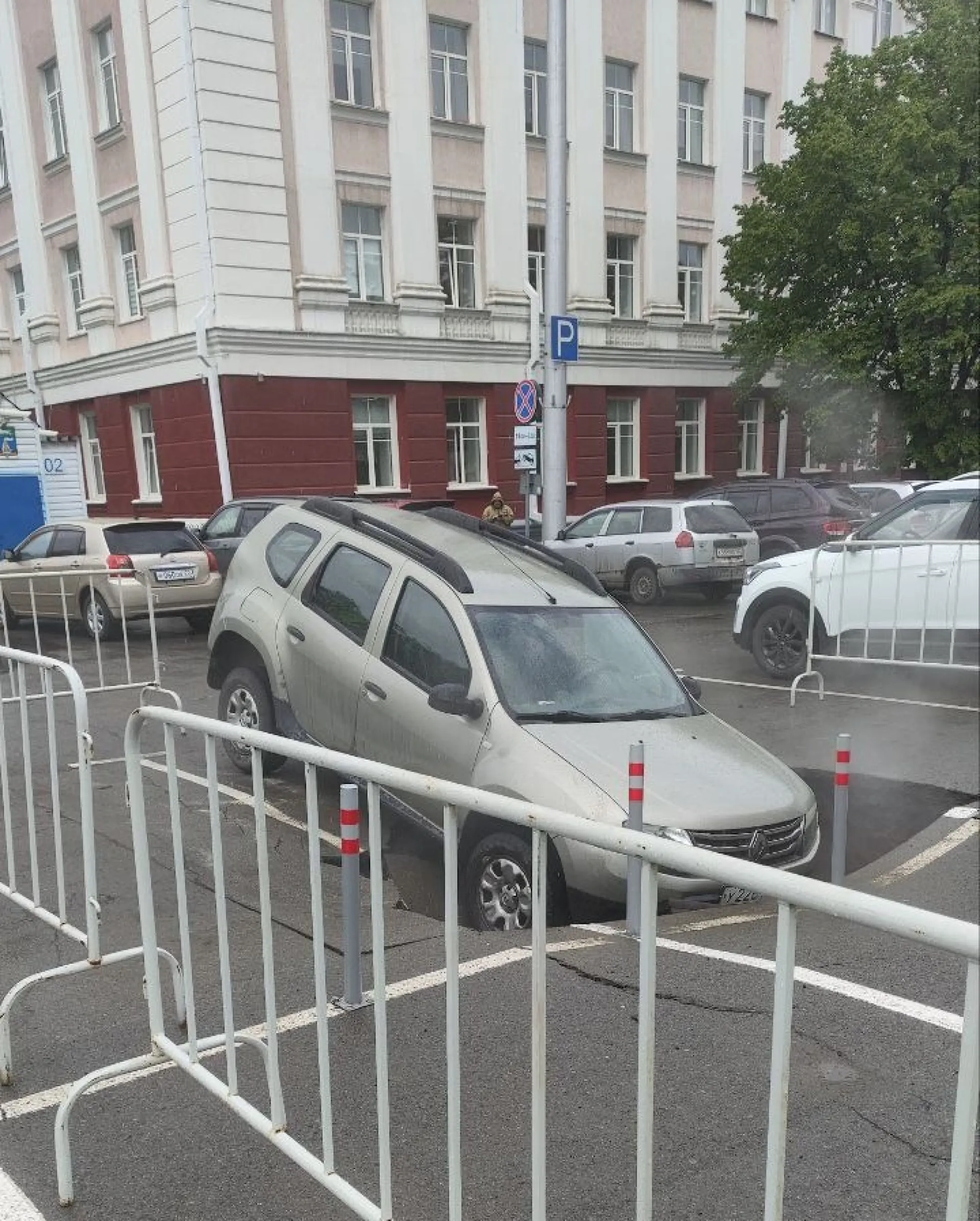 Коммунальные службы приступают к устранению аварии у корпуса Алтайского государственного университета на проспекте Ленина Коммунальные службы приступают к устранению аварии у корпуса Алтайского государственного университета на проспекте Ленина