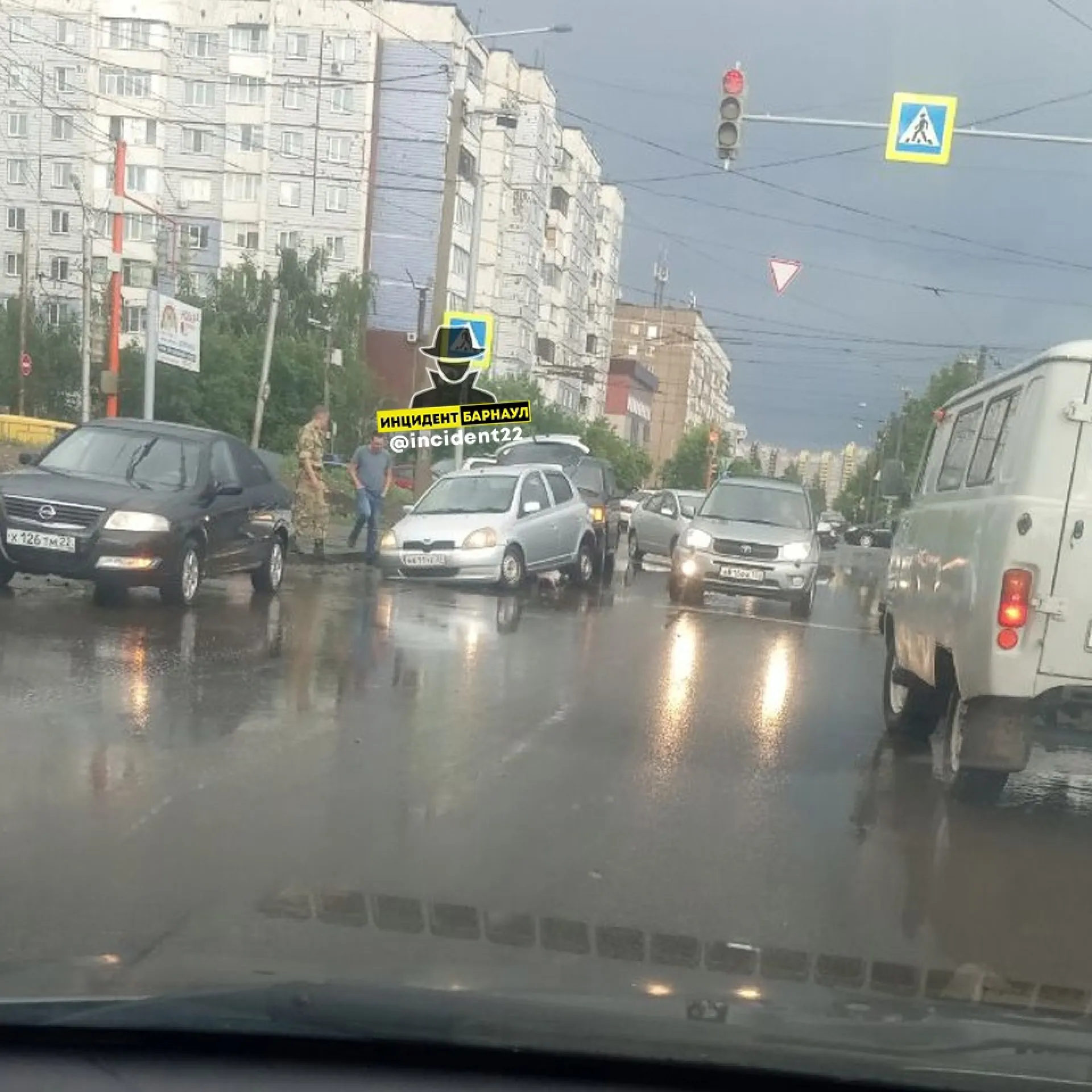 Четыре автомобиля попали в размытую дождем яму в Барнауле Четыре автомобиля попали в размытую дождем яму в Барнауле
