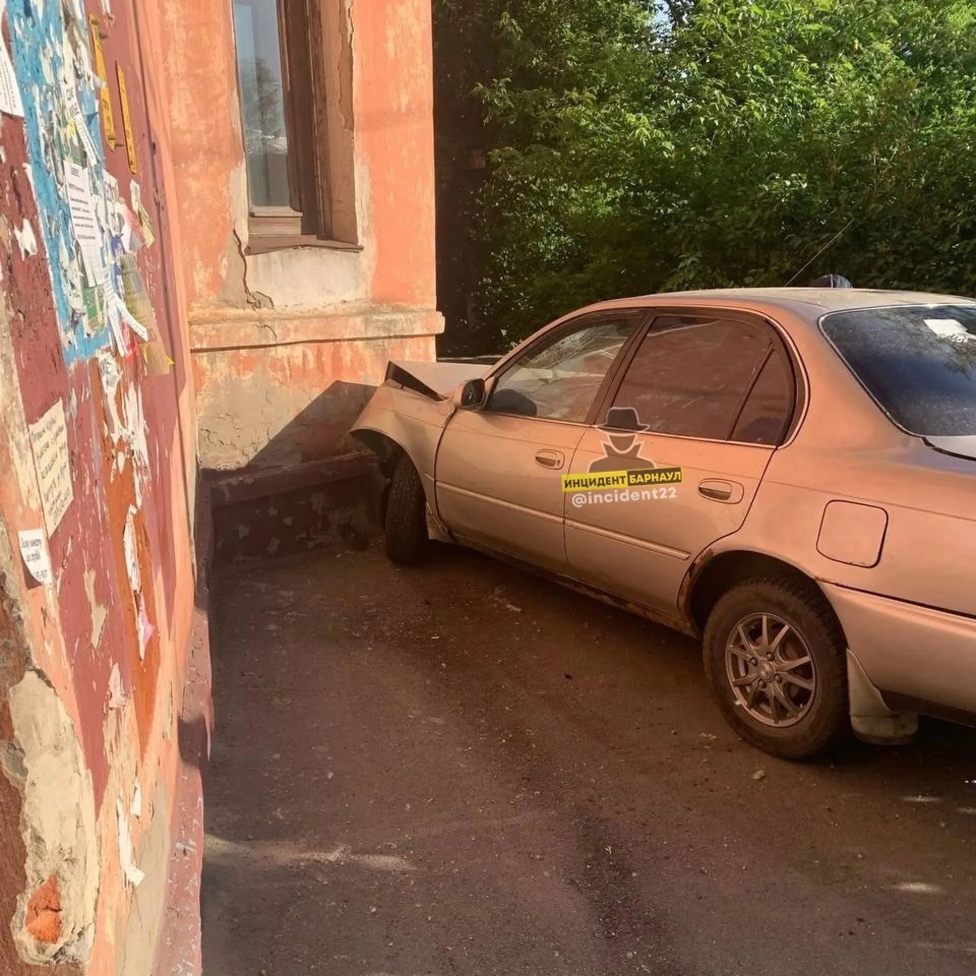 В Барнауле пьяный водитель уходил от погони ДПС, но врезался в дом В Барнауле пьяный водитель уходил от погони ДПС, но врезался в дом