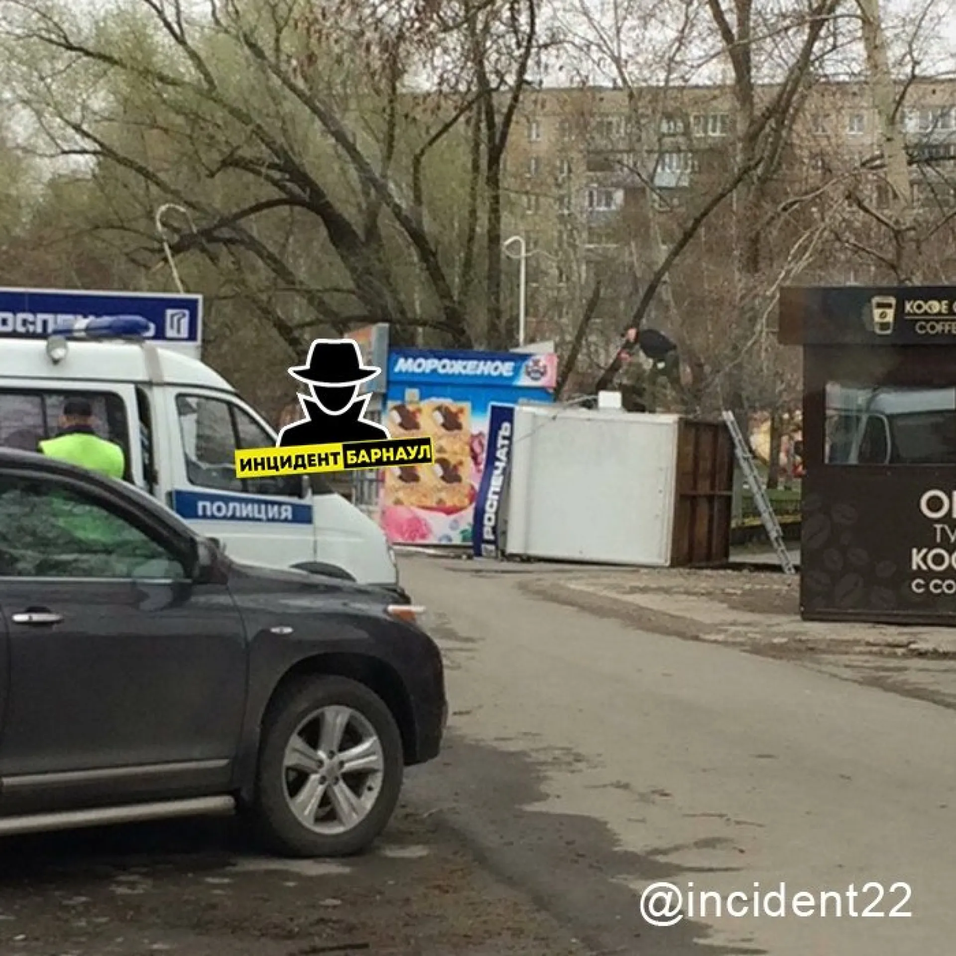 Неизвестные перевернули ларёк в Барнауле Неизвестные перевернули ларёк в Барнауле