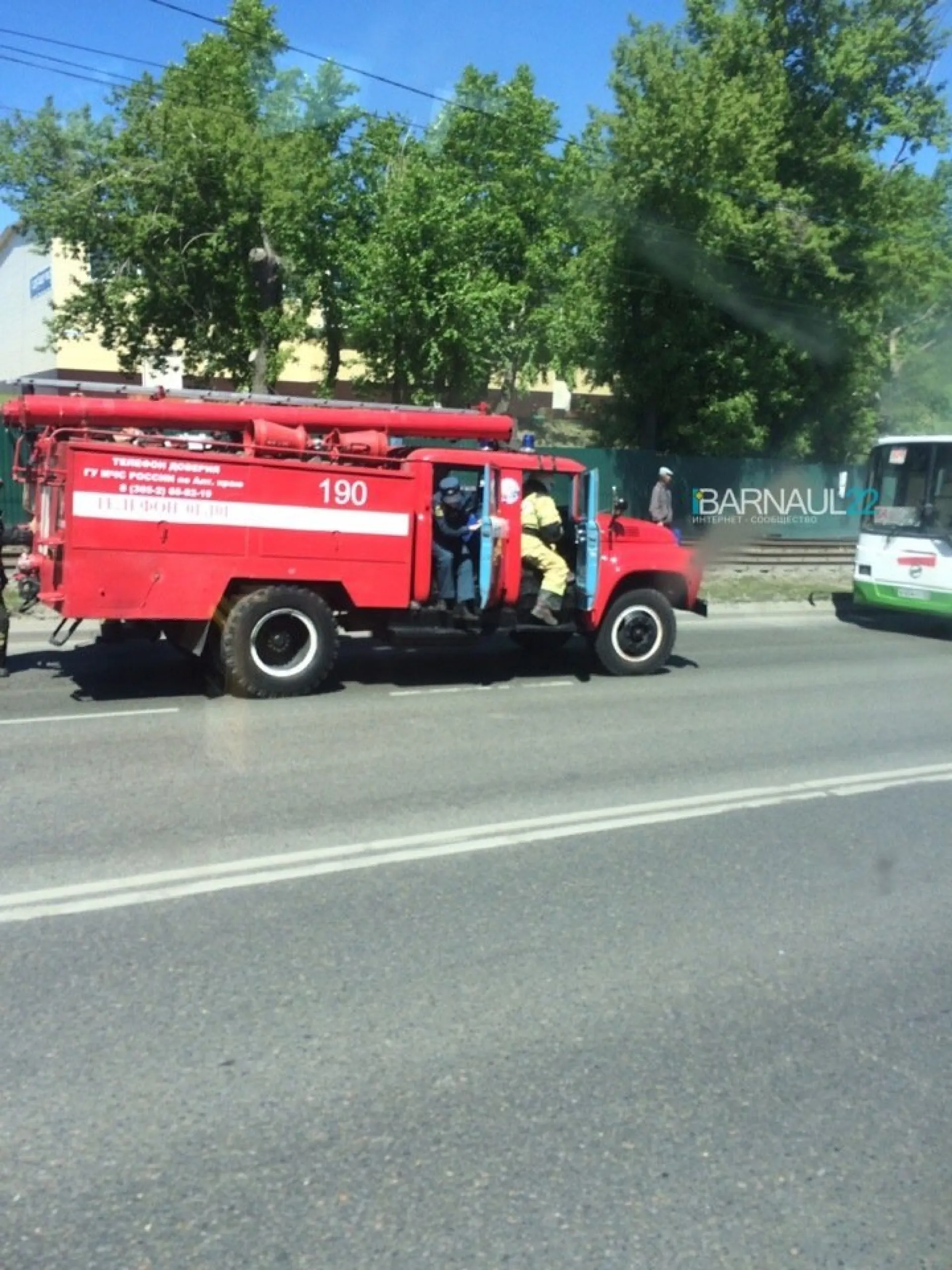Автобус загорелся в Барнауле Автобус загорелся в Барнауле