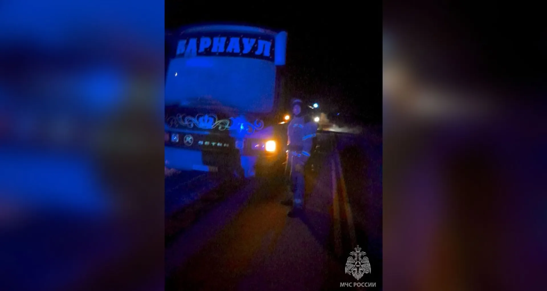 Спасатели помогли пассажирам заглохшего автобуса в Алтайском крае Спасатели помогли пассажирам заглохшего автобуса в Алтайском крае
