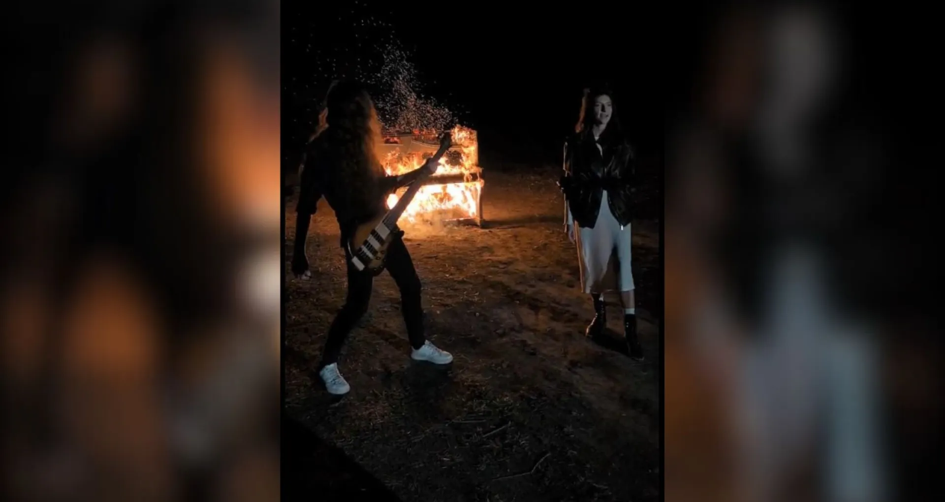 На съёмках клипа барнаульской артистки сожгли пианино На съёмках клипа барнаульской артистки сожгли пианино