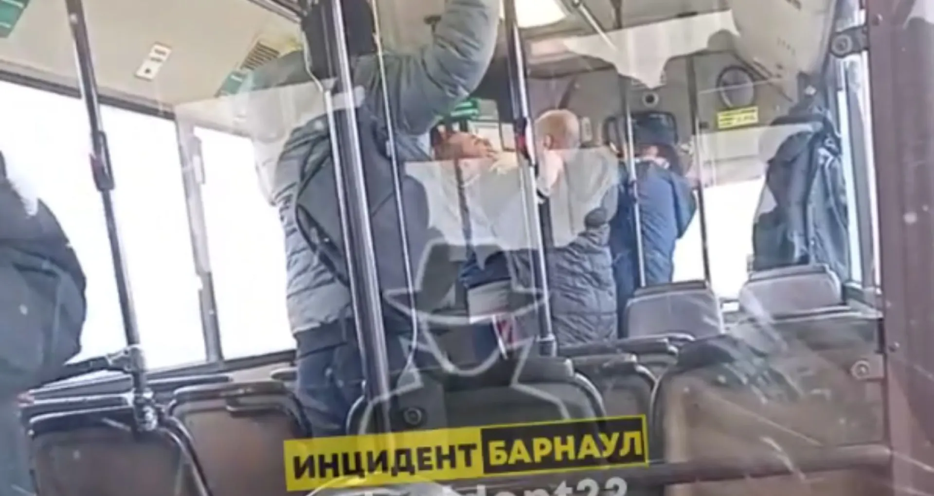 Трое мужчин подрались в барнаульском автобусе Трое мужчин подрались в барнаульском автобусе