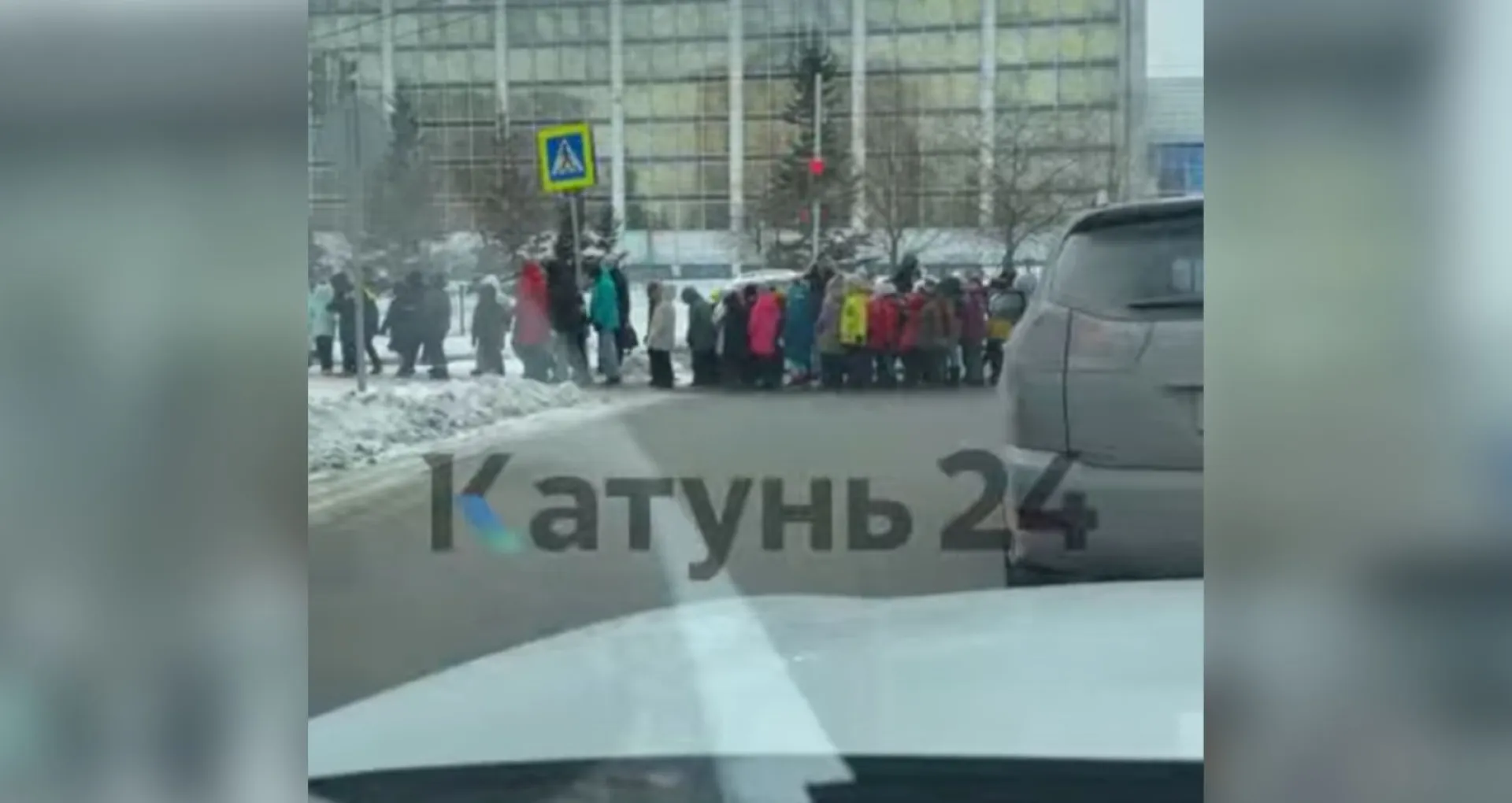 «Уже третий светофор стоим»: водители удивились «бесконечной» колонне детей, переходивших дорогу в Барнауле «Уже третий светофор стоим»: водители удивились «бесконечной» колонне детей, переходивших дорогу в Барнауле