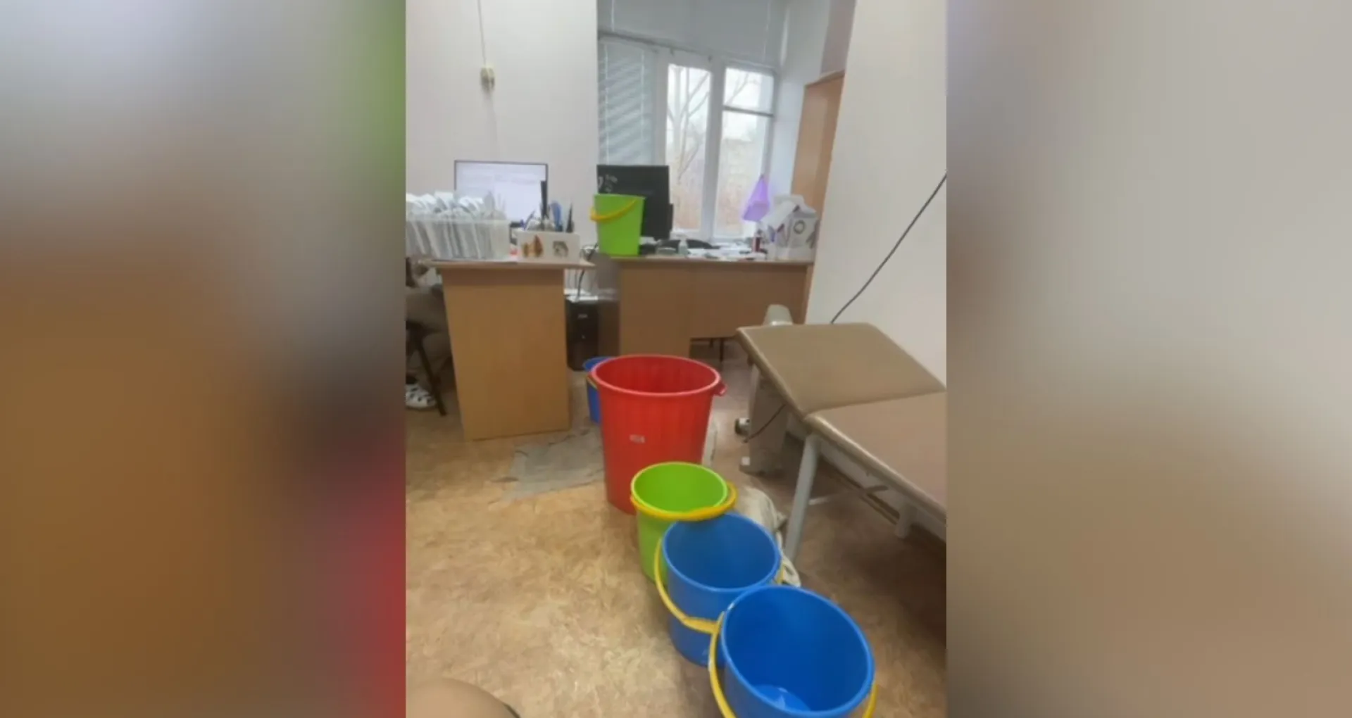 В Барнауле в женской консультации краевой больницы из-за обильных осадков весной протекла крыша В Барнауле в женской консультации краевой больницы из-за обильных осадков весной протекла крыша