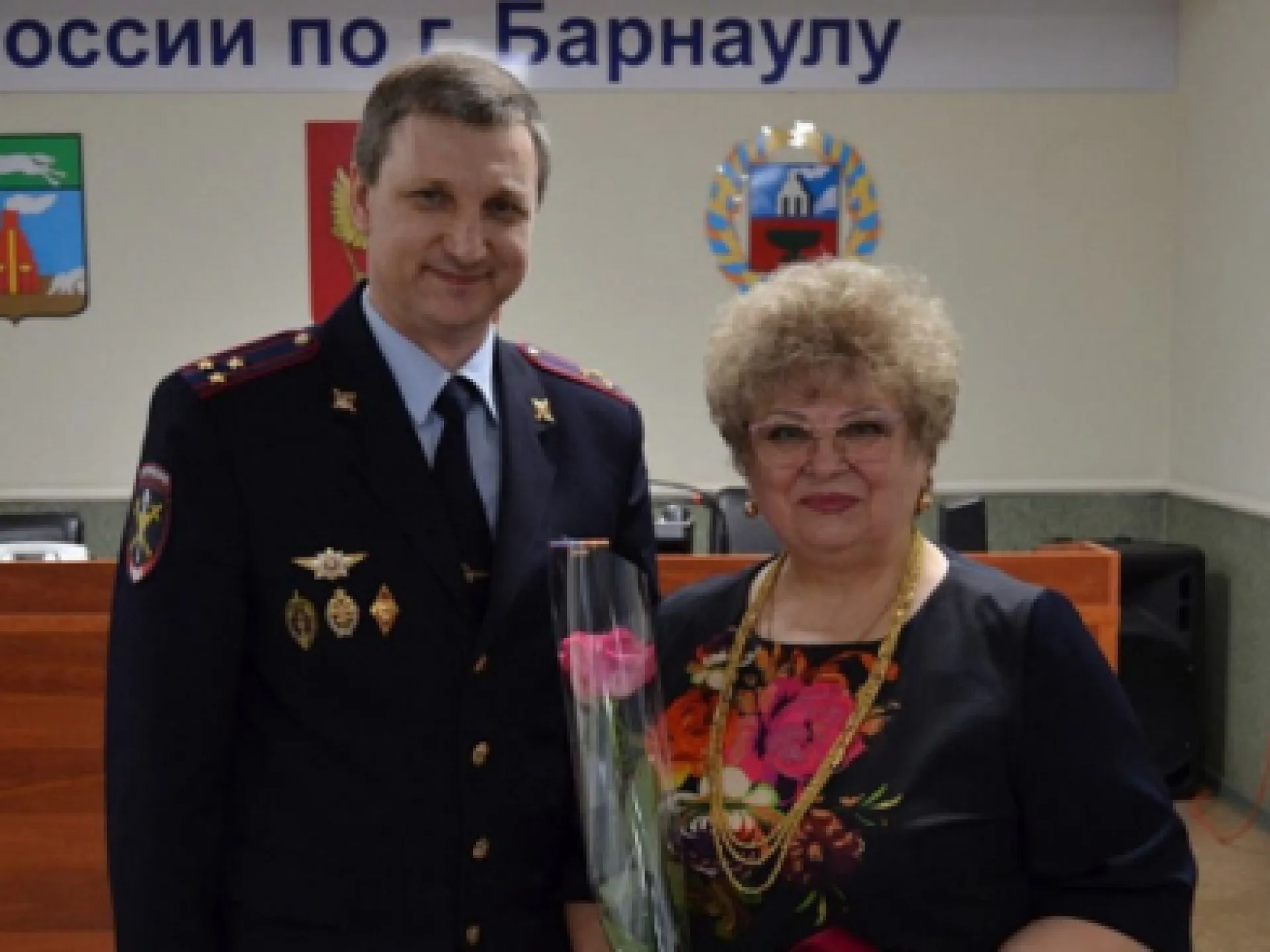 Председатель совета ветеранов ОВД помогла выявить закладчика с крупной партией наркотиков в Барнауле Председатель совета ветеранов ОВД помогла выявить закладчика с крупной партией наркотиков в Барнауле