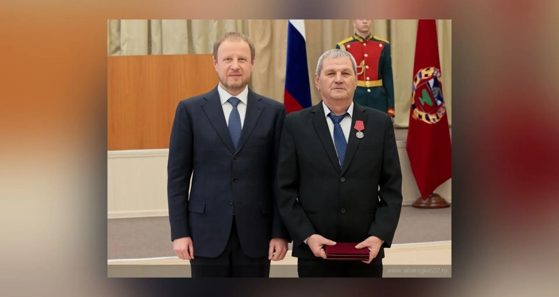 Виктор Томенко вручил жителям Алтайского края федеральные и региональные награды Виктор Томенко вручил жителям Алтайского края федеральные и региональные награды