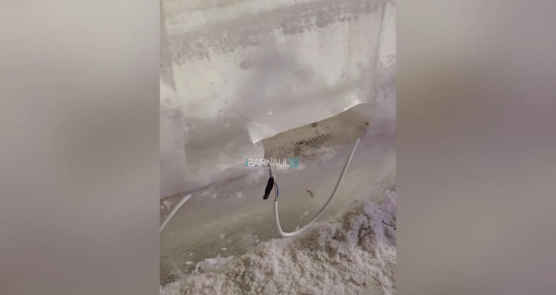 Вандалы похитили прожекторы из новогоднего городка на площади Сахарова в Барнауле Вандалы похитили прожекторы из новогоднего городка на площади Сахарова в Барнауле