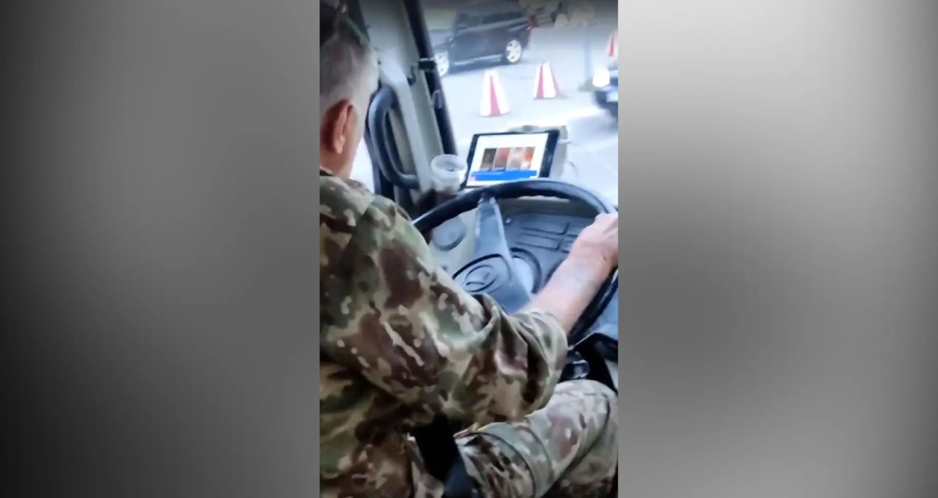 Водителя барнаульского автобуса застали за просмотром видео для взрослых Водителя барнаульского автобуса застали за просмотром видео для взрослых