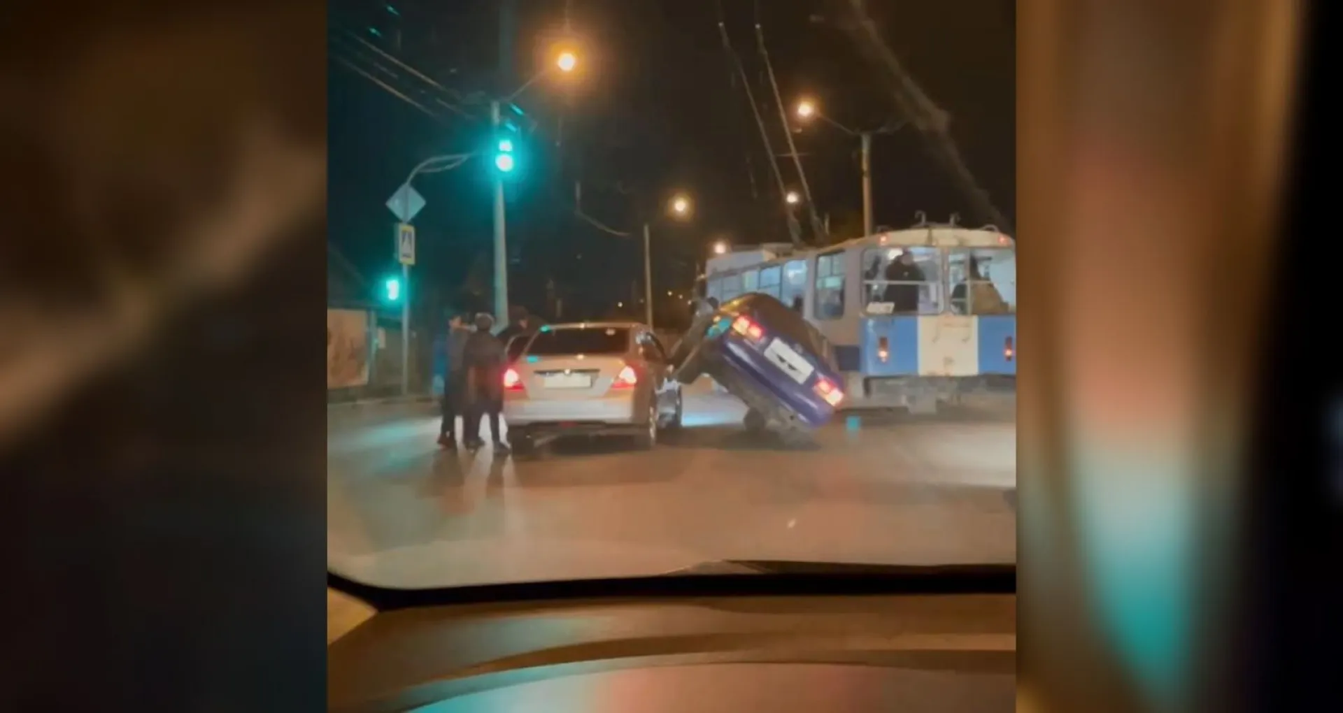 Необычное ДТП в Барнауле: один автомобиль заехал на другой Необычное ДТП в Барнауле: один автомобиль заехал на другой