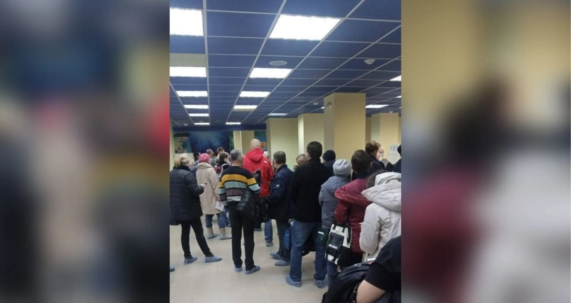 Барнаульцы выстраиваются в длинные очереди на вакцинацию Барнаульцы выстраиваются в длинные очереди на вакцинацию