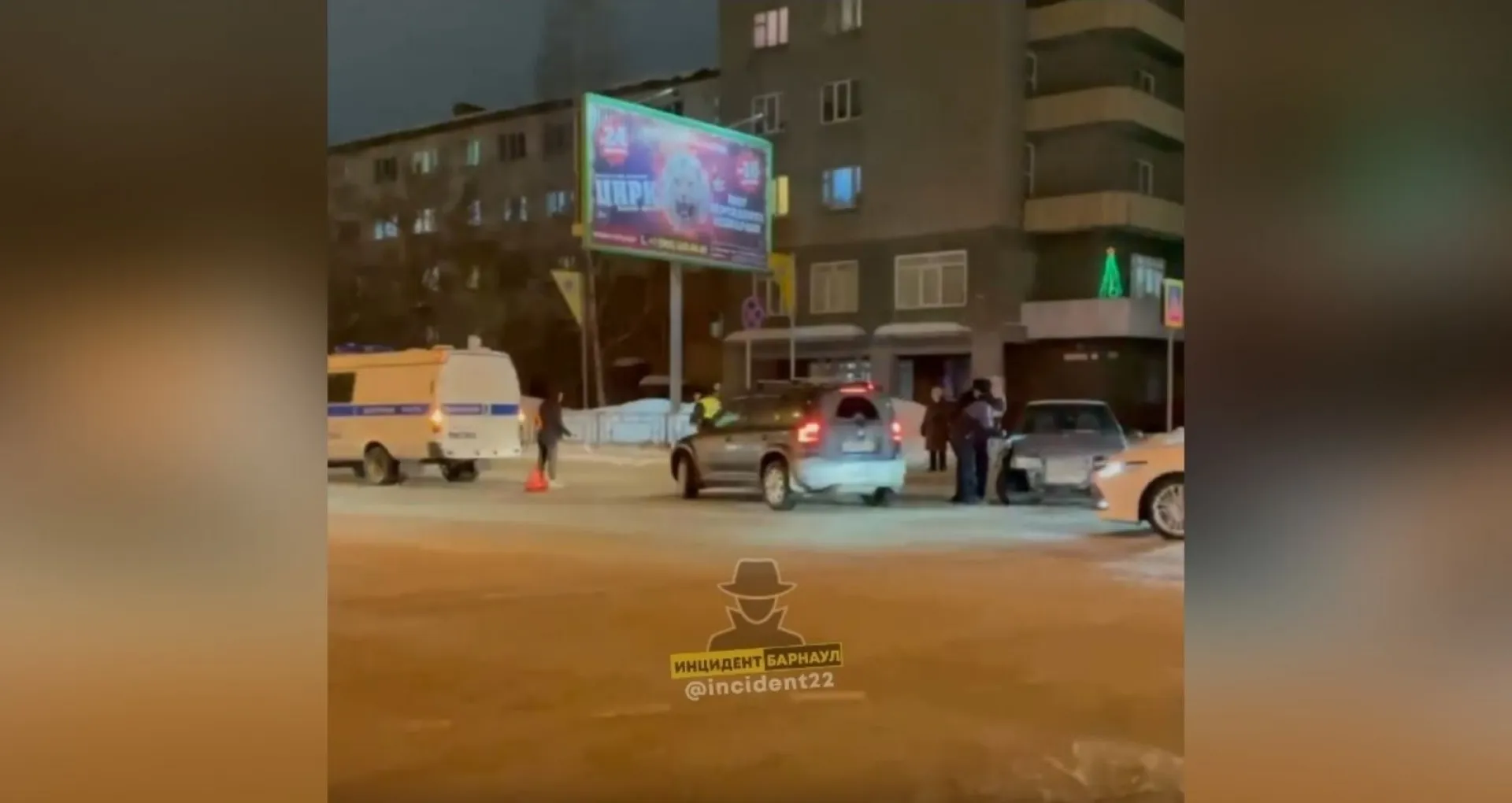 В Барнауле произошло ДТП с участием служебного автомобиля полиции В Барнауле произошло ДТП с участием служебного автомобиля полиции