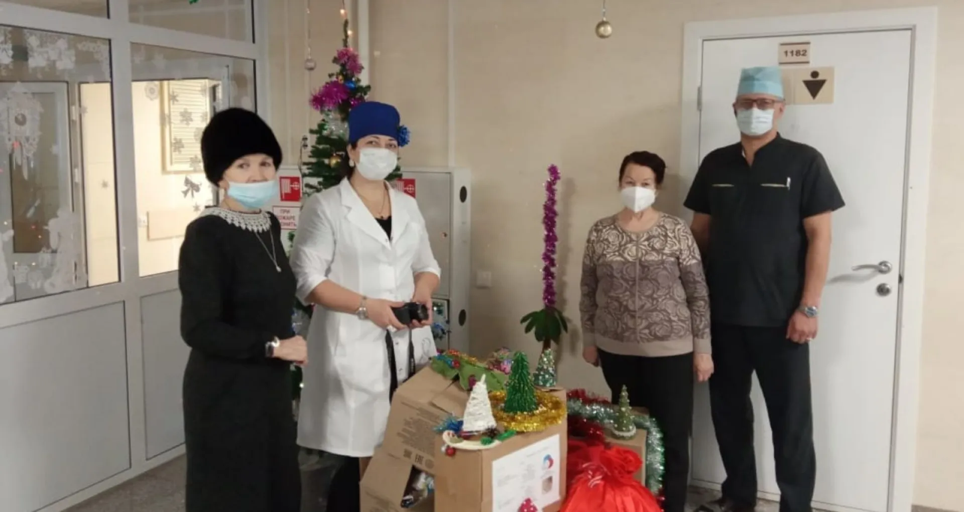Пациентам краевого онкодиспансера вручили новогодние подарки от школьников Барнаула Пациентам краевого онкодиспансера вручили новогодние подарки от школьников Барнаула
