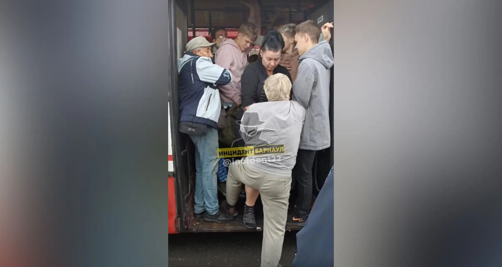 Барнаульцы сняли на видео, как кондуктор не даёт мужчине зайти в автобус Барнаульцы сняли на видео, как кондуктор не даёт мужчине зайти в автобус