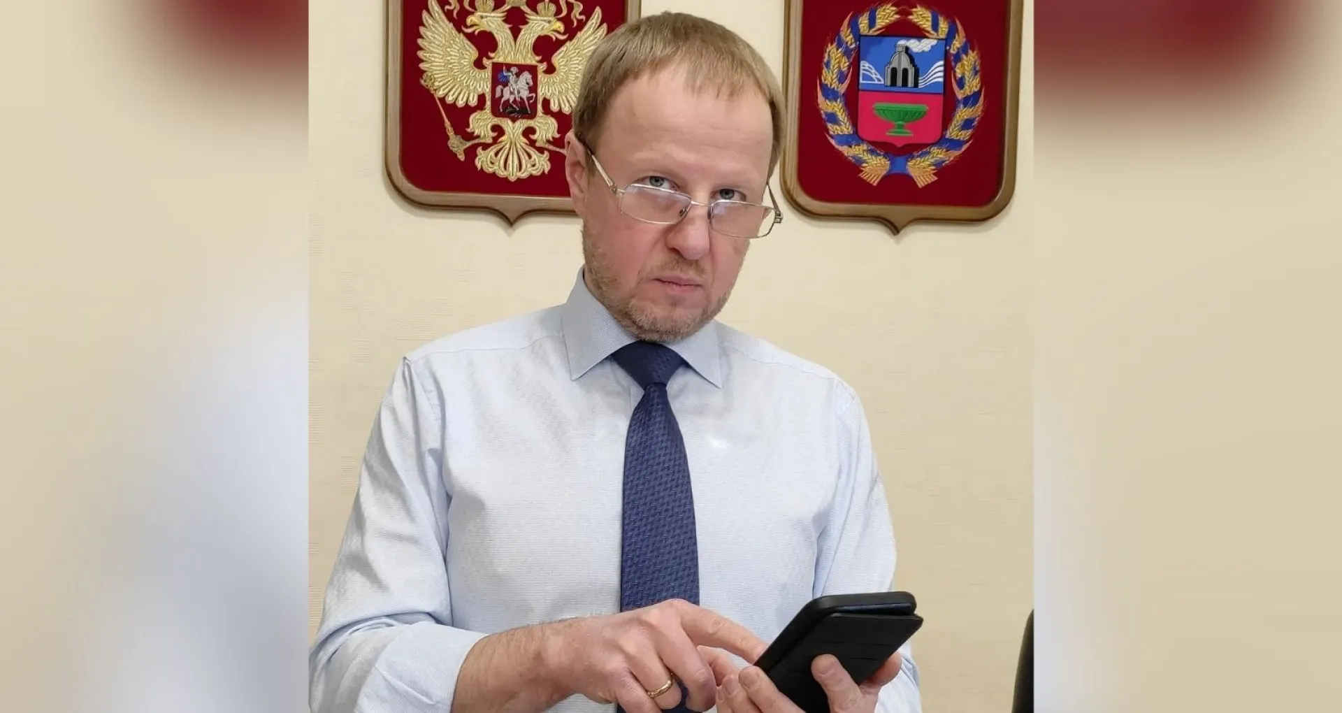 Губернатор Виктор Томенко призвал подписчиков в Instagram перейти в другие соцсети
