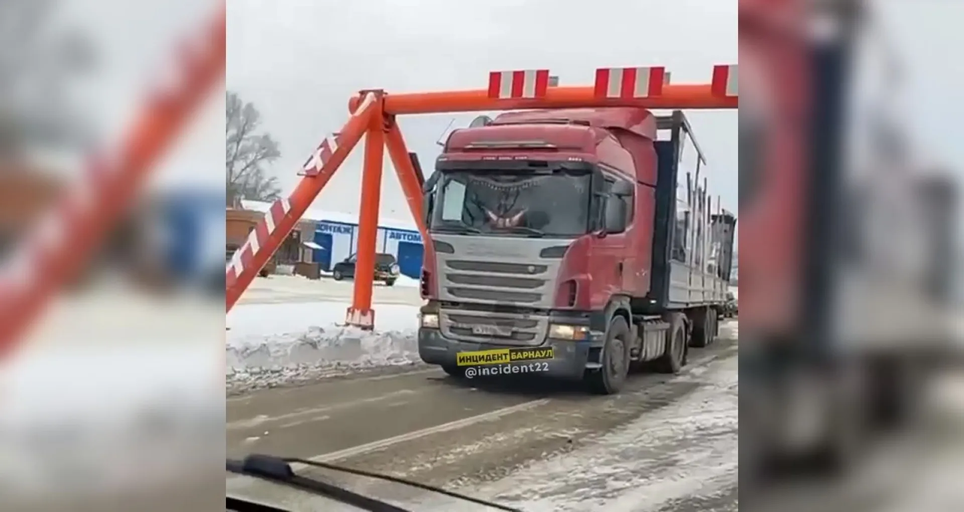 «Ты не пройдёшь»: на Старом мосту в Барнауле застряла фура «Ты не пройдёшь»: на Старом мосту в Барнауле застряла фура