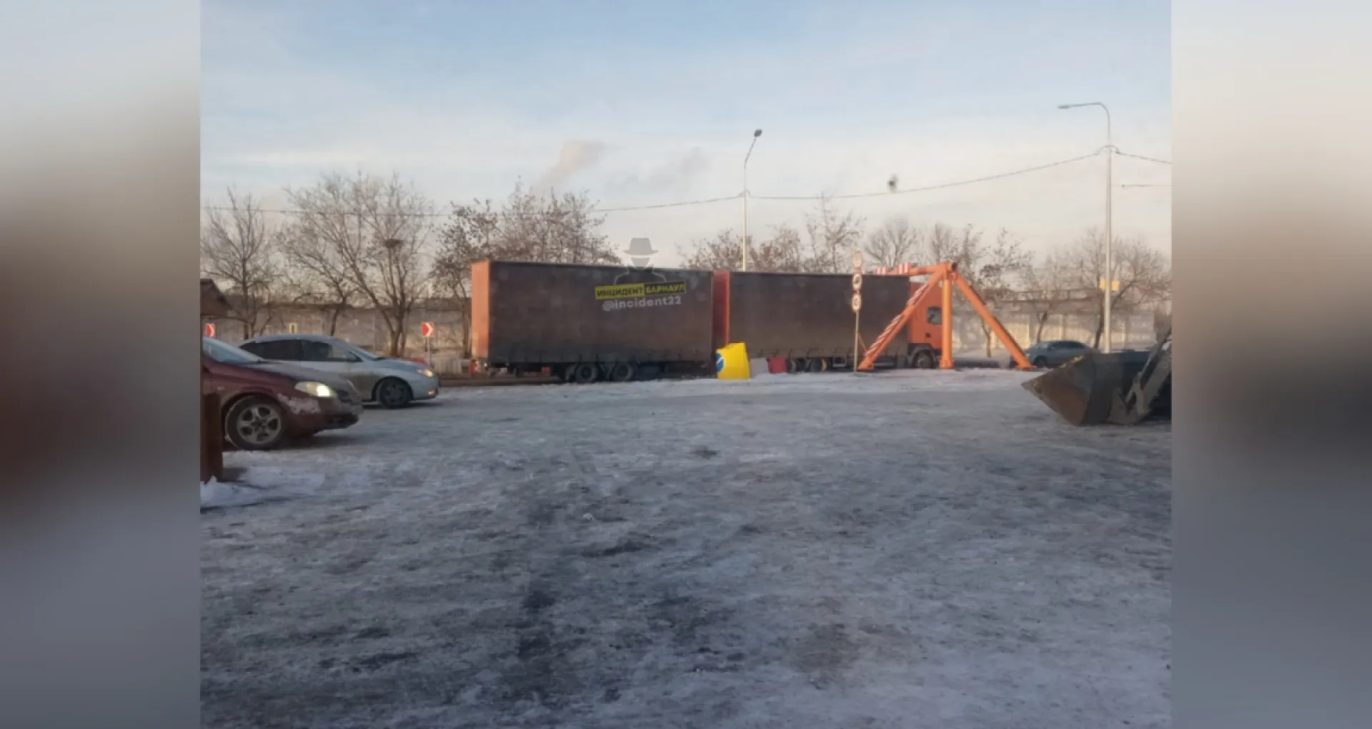 «Эх, раз, да еще раз, да ещё много-много раз»: очередная фура застряла из-за ограничителя на Старом мосту «Эх, раз, да еще раз, да ещё много-много раз»: очередная фура застряла из-за ограничителя на Старом мосту