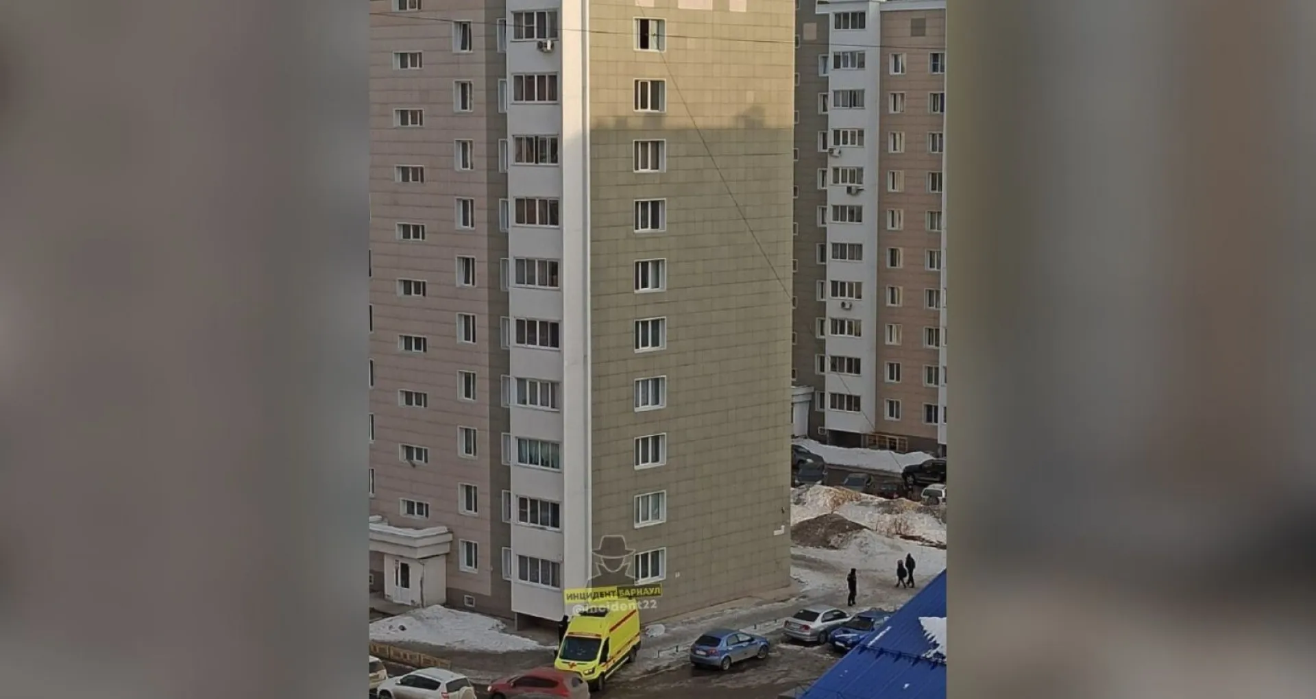 Соцсети: в Барнауле из окна выпал человек Соцсети: в Барнауле из окна выпал человек